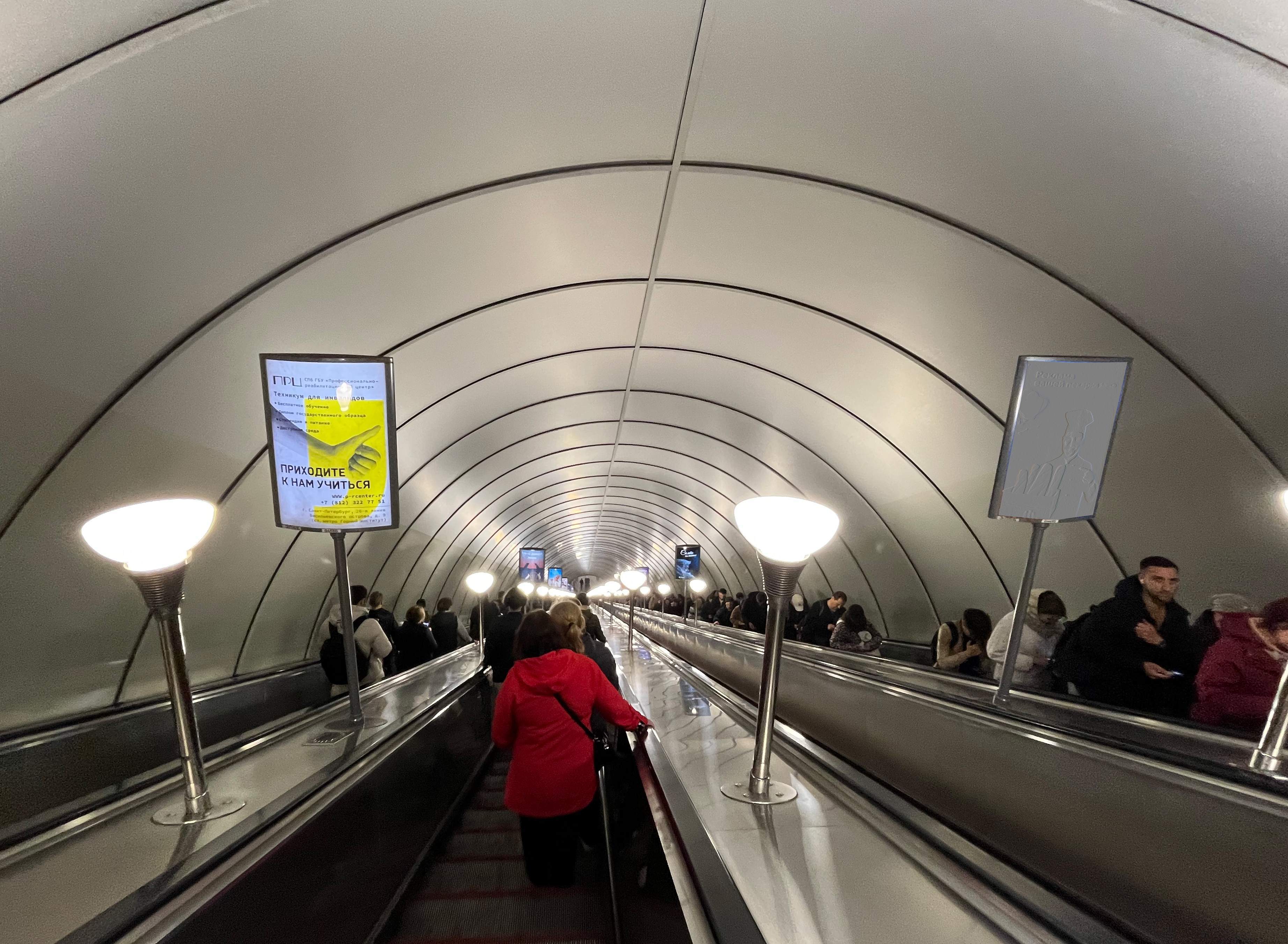 Фотография рекламного носителя, тип: Лайтбокс, адрес: Станция метро «Ладожская», линия Правобережная, Санкт-Петербург, Россия. Сторона/вариант Б №1371498