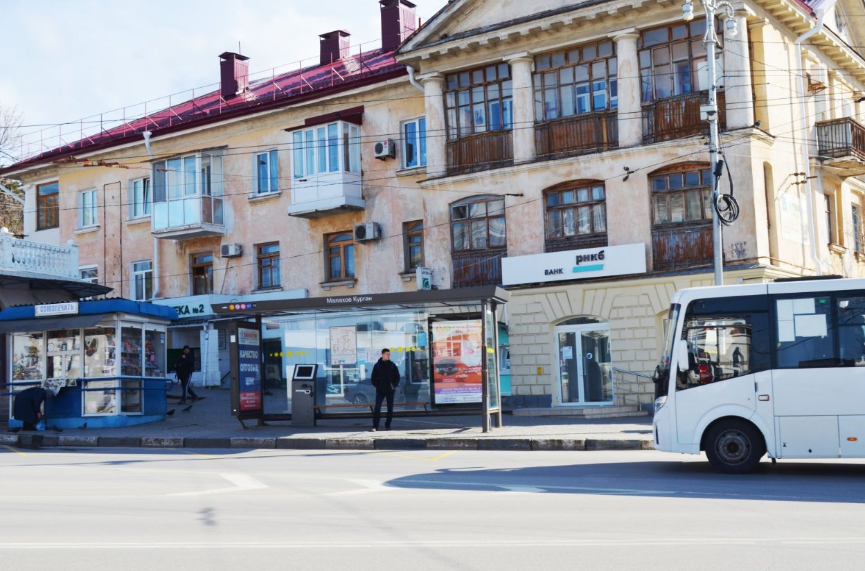 Фотография рекламного носителя, тип: Остановка 1.8x1.2, адрес: Героев Севастополя ул., ост. Малахов Курган, Севастополь, Россия. Сторона A1-А5 №721604