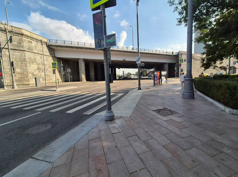 Фотография рекламного носителя, тип: Афиша 1.75x1.8, адрес: Космодамианская наб., д.46/50, поз.1, стенд 1, Москва, Россия. Сторона B №865268