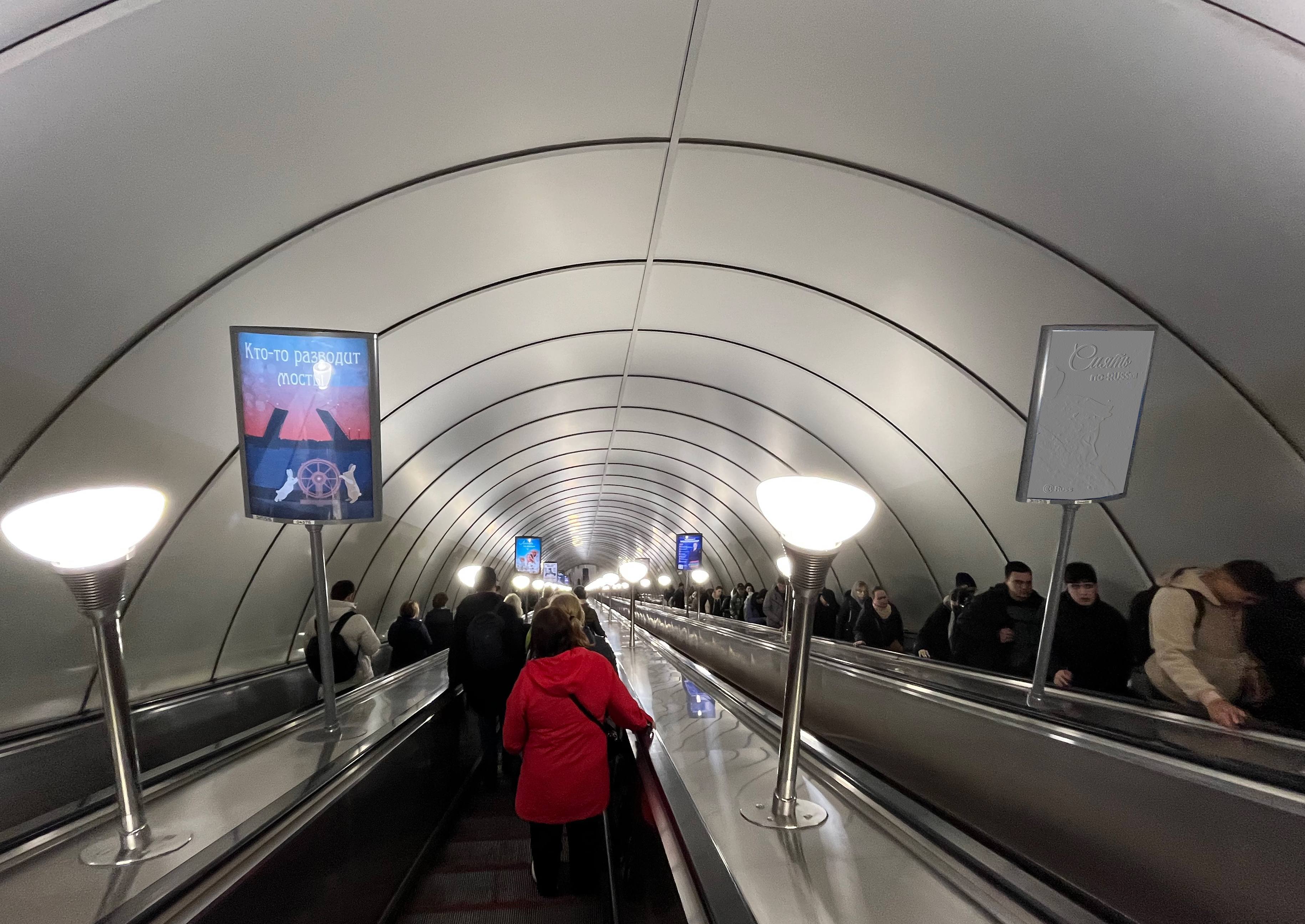 Фотография рекламного носителя, тип: Лайтбокс, адрес: Станция метро «Ладожская», линия Правобережная, Санкт-Петербург, Россия. Сторона/вариант Б №1371499