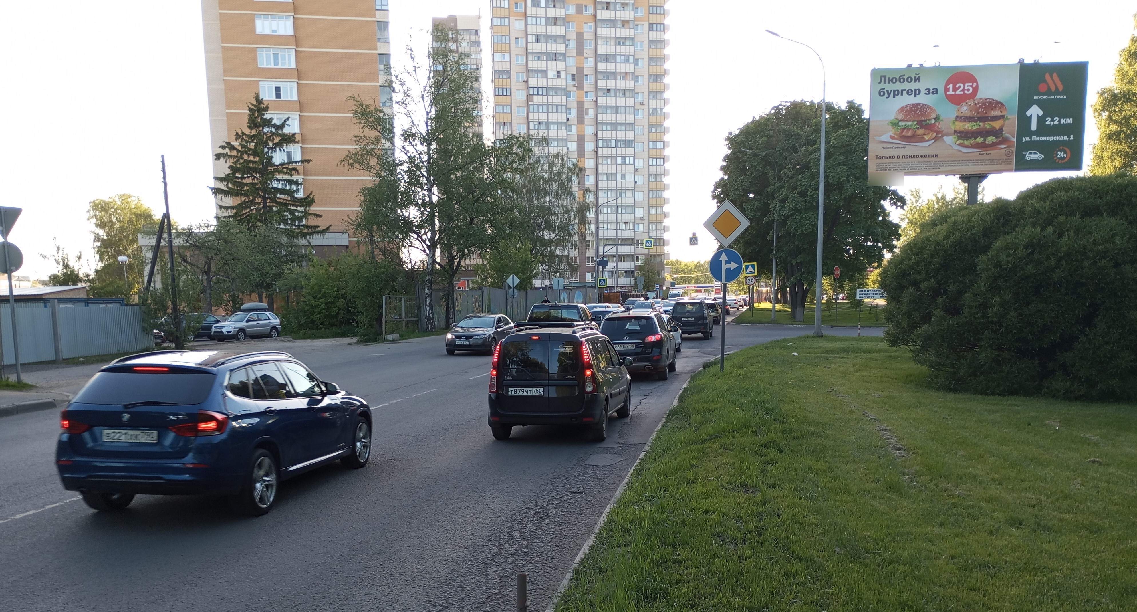 Фотография рекламного носителя, тип: Билборд 3x6, адрес: Пионерская ул. Х Октябрьский б-р., Королев, Московская область, Россия. Сторона А №944368