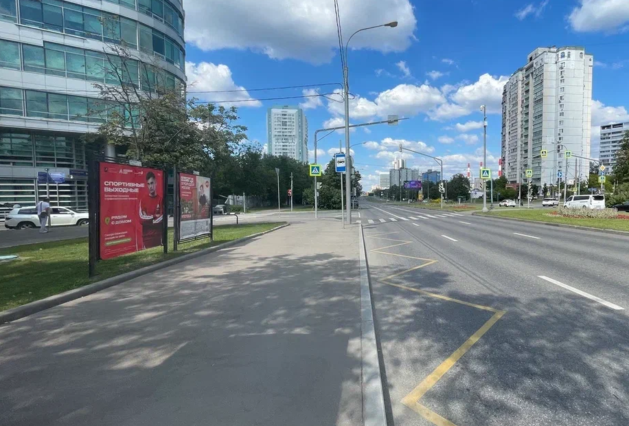 Фотография рекламного носителя, тип: Афиша 1.75x1.8, адрес: 60 лет Октября пр-т., д.10/1, стенд 2, Москва, Россия. Сторона A №886421