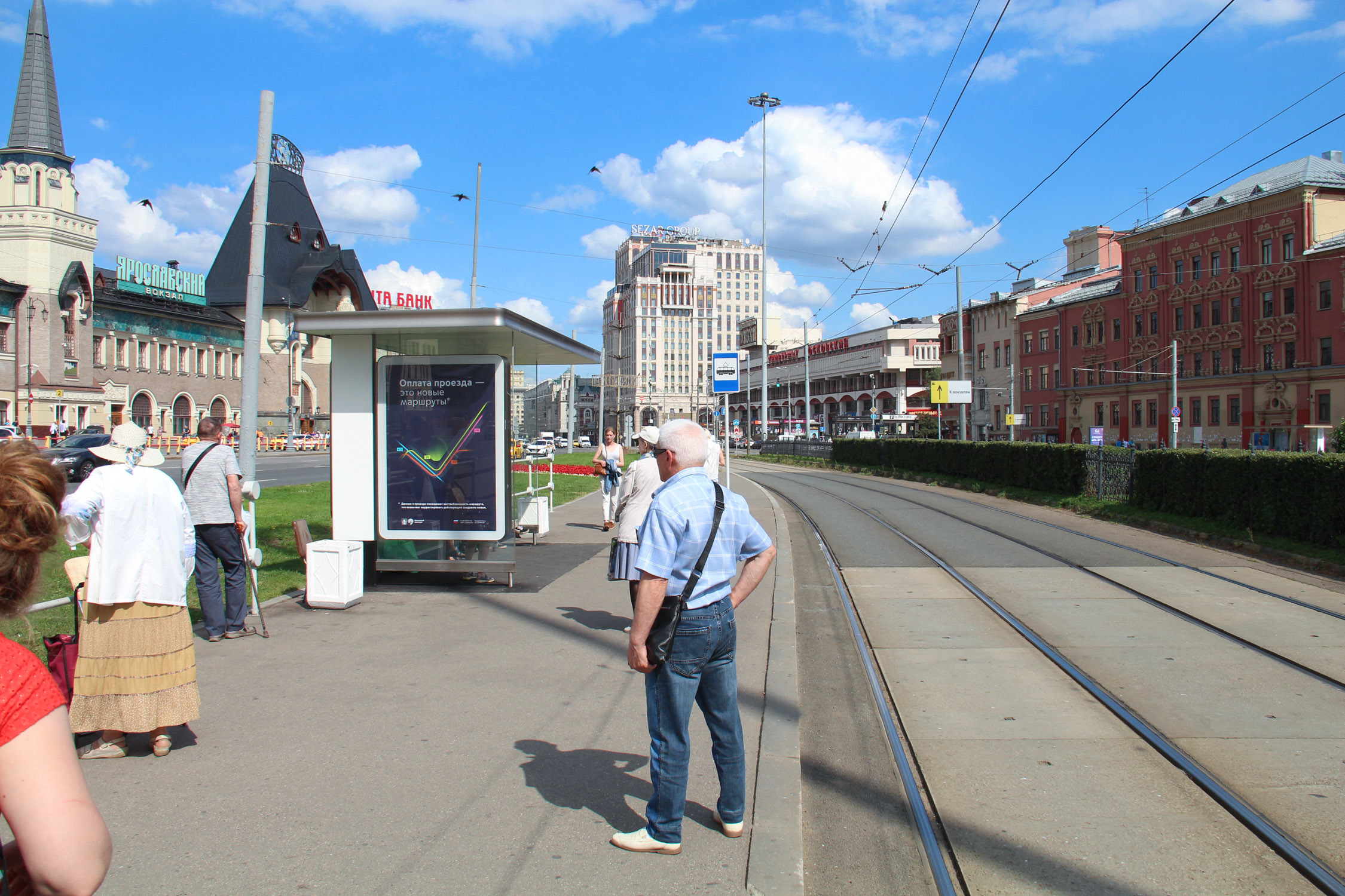 Фотография рекламного носителя, тип: Остановка 1.8x1.2, адрес: Комсомольская пл., ост. Комсомольская пл. - Универмаг Московский, поз.3, Москва, Россия. Сторона Б №580003