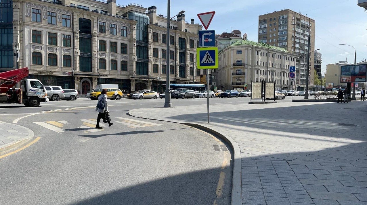 Фотография рекламного носителя, тип: Афиша 1.75x1.8, адрес: Якиманка Большая ул., д.22, стенд 2, Москва, Россия. Сторона B №619986