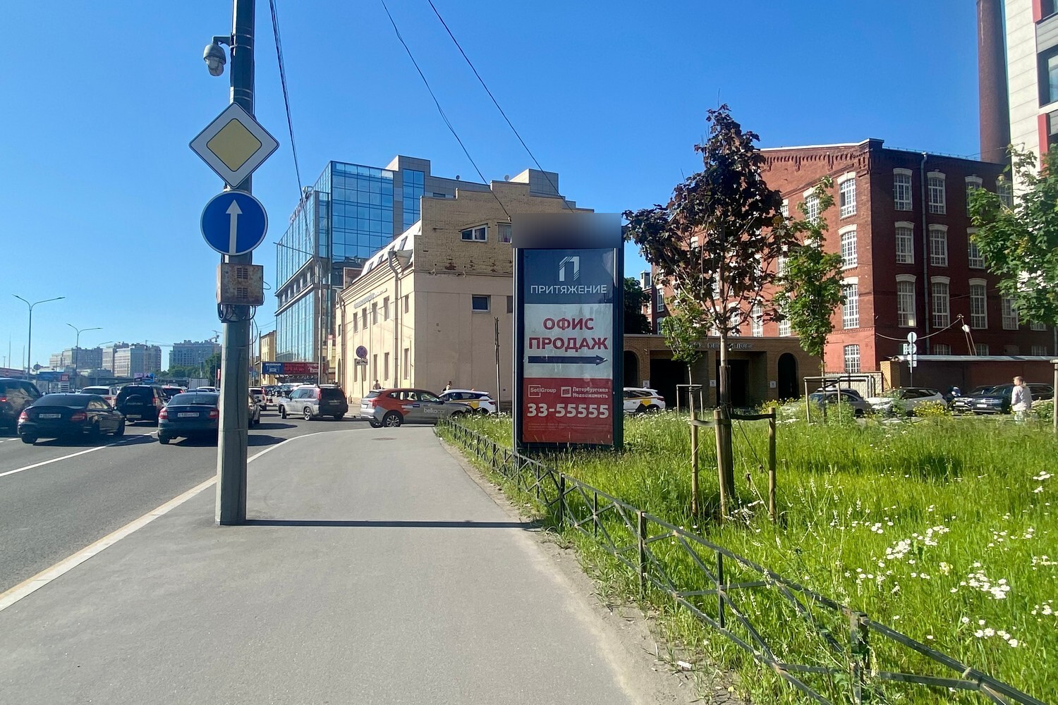 Фотография рекламного носителя, тип: Пиллар 3x1.4, адрес: Выборгская наб., д.51а Х Александра Матросова ул., Санкт-Петербург, Россия. Сторона А №687666