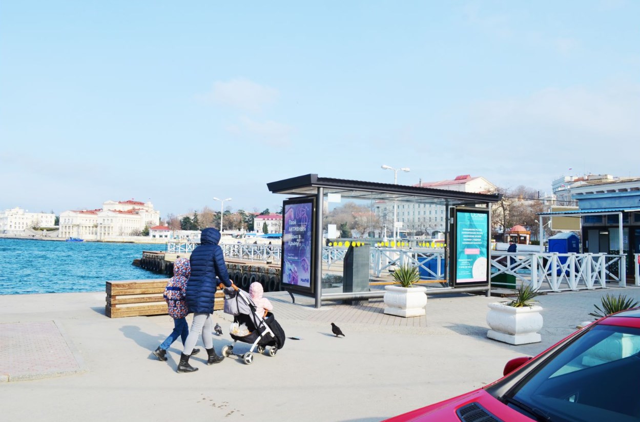 Фотография рекламного носителя, тип: Остановка 1.8x1.2, адрес: Адмирала Клокачева наб., ост. Артбухта, Севастополь, Россия. Сторона Б6-Б10 №771549