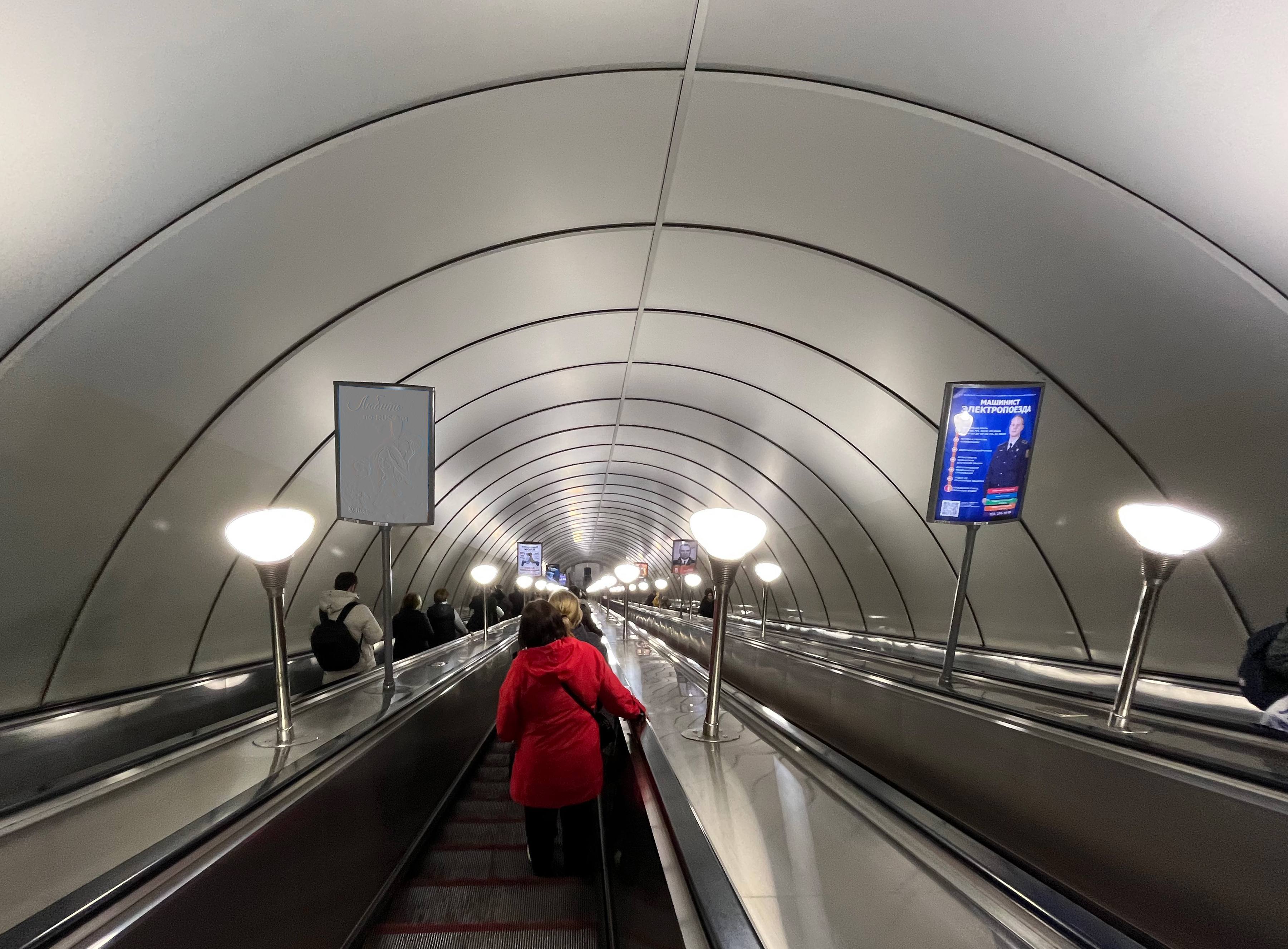 Фотография рекламного носителя, тип: Лайтбокс, адрес: Станция метро «Ладожская», линия Правобережная, Санкт-Петербург, Россия. Сторона/вариант Б №1371504