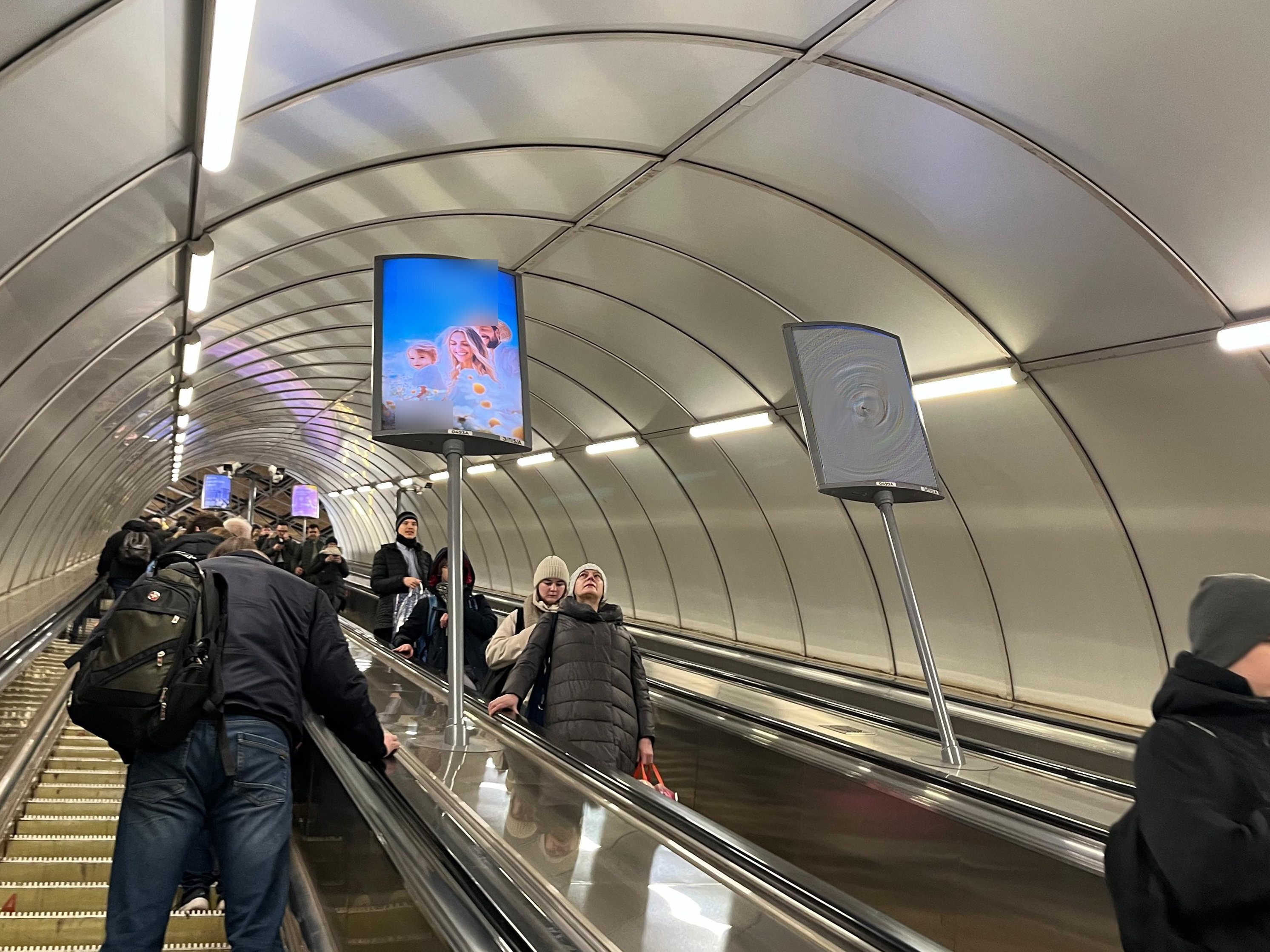 Фотография рекламного носителя, тип: Лайтбокс, адрес: Станция метро «Лесная», линия Кировско-Выборгская, Санкт-Петербург, Россия. Сторона/вариант А №1605926