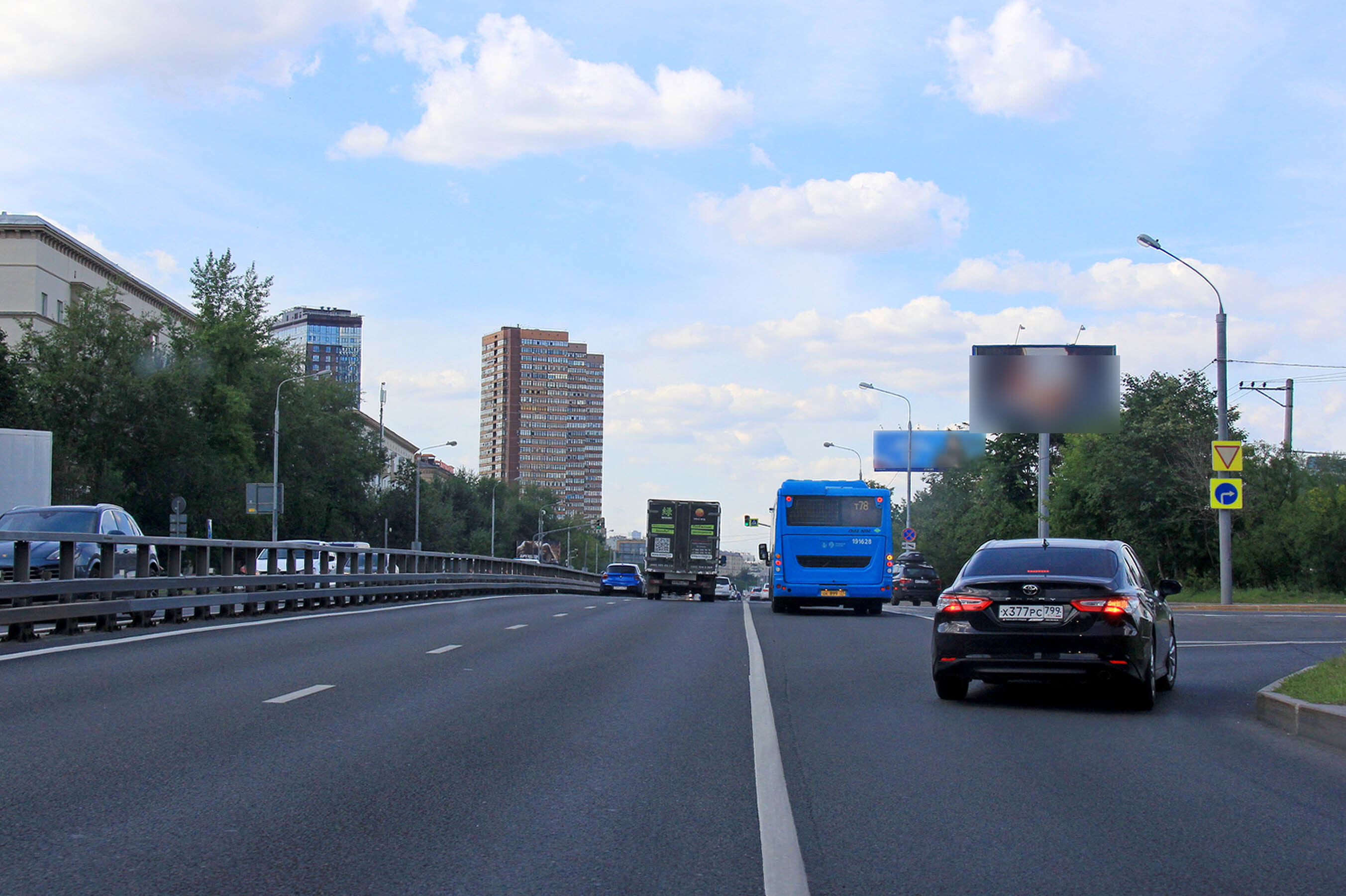 Фотография рекламного носителя, тип: Билборд 3x6, адрес: Дмитровское ш., д.3, корп.1 Х Руставели ул., Москва, Россия. Сторона А №324179
