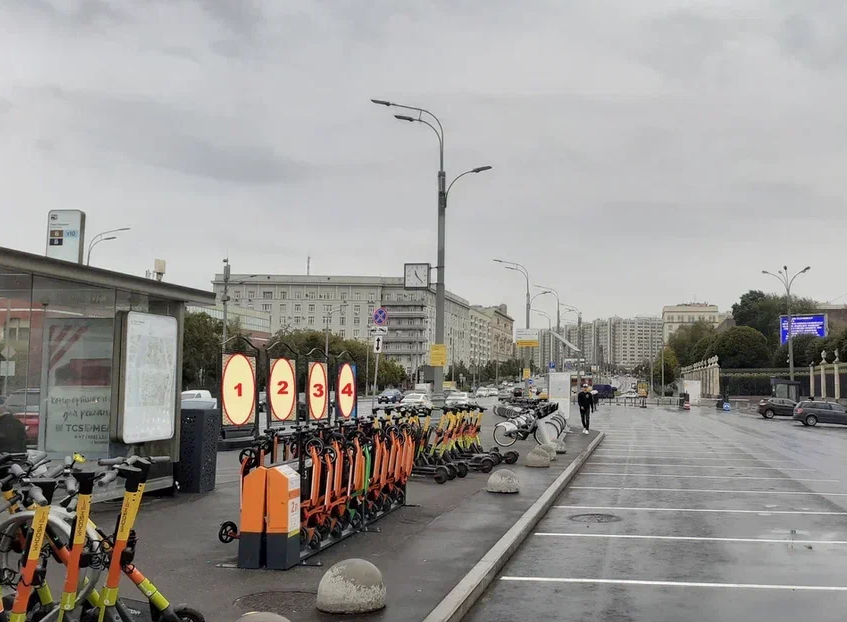 Фотография рекламного носителя, тип: Афиша 1.75x1.8, адрес: Крымский вал ул., д.10, напротив, стенд 3, Москва, Россия. Сторона B №961357