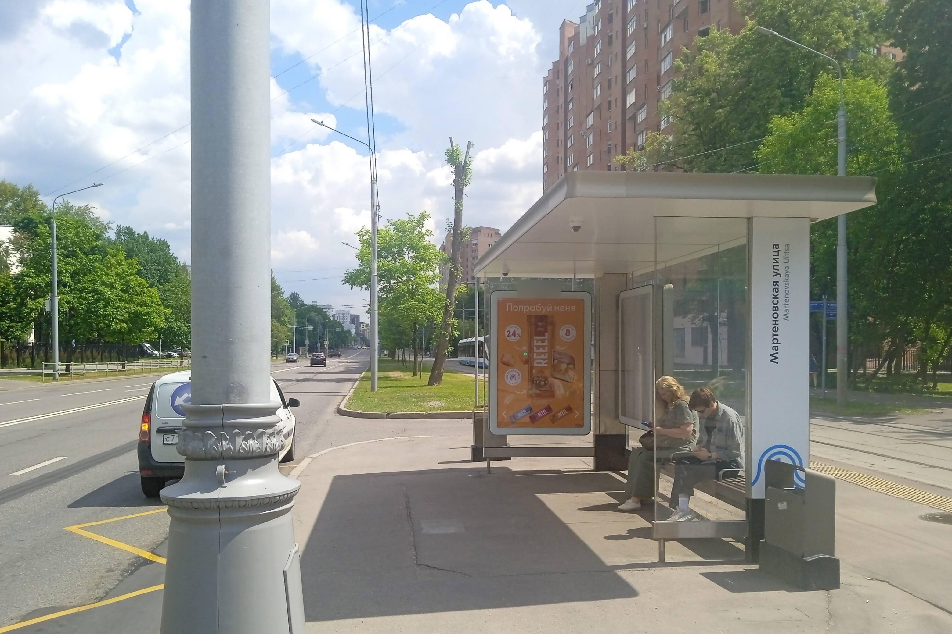 Фотография рекламного носителя, тип: Остановка 1.8x1.2, адрес: Зелёный пр-т., ост. Мартеновская ул., поз.2, Москва, Россия. Сторона А №1004767