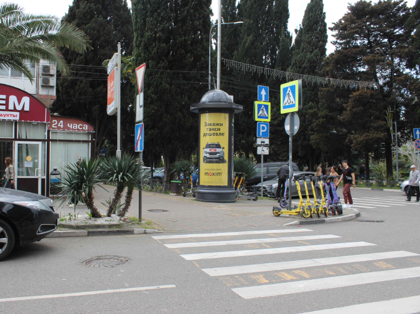 Фотография рекламного носителя, тип: Пиллар 3x1.4, адрес: Кирова ул., отель Мили, Адлер, Краснодарский край, Россия. Сторона Б №1056701