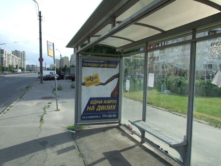 Фотография рекламного носителя, тип: Остановка 1.8x1.2, адрес: Индустриальный пр-т., д.17 Х Косыгина пр-т., Санкт-Петербург, Россия. Сторона А №130132