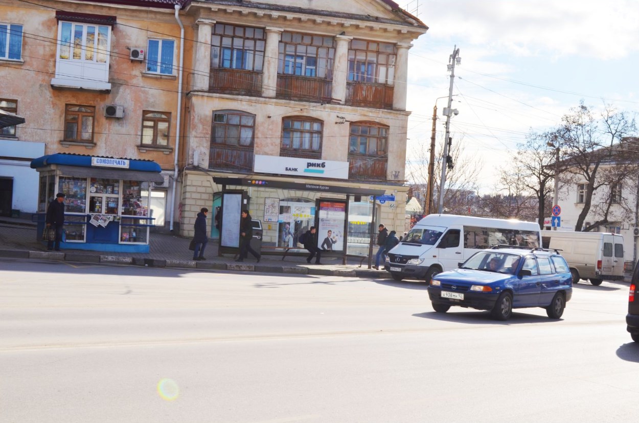 Фотография рекламного носителя, тип: Остановка 1.8x1.2, адрес: Героев Севастополя ул., ост. Малахов Курган, Севастополь, Россия. Сторона Б1 №721605