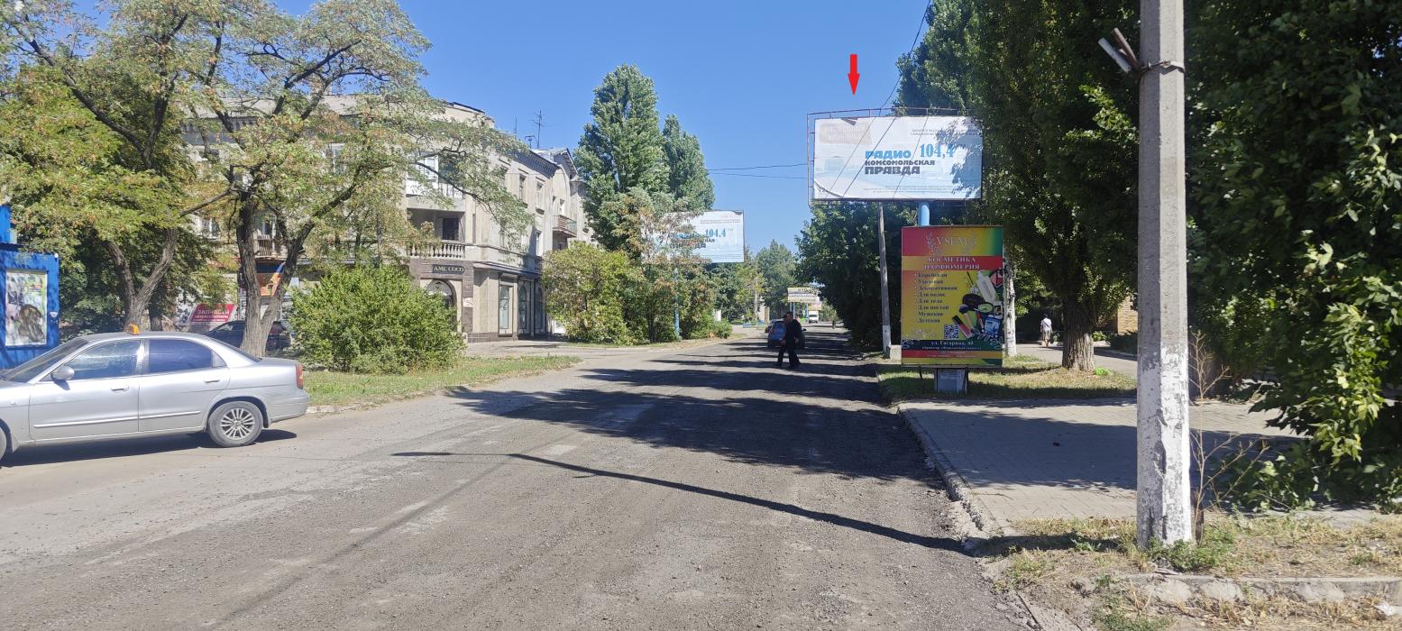 Фотография рекламного носителя, тип: Билборд 3x6, адрес: Комсомольская ул., д.11 Х Академика Павлова ул., поз.1, Горловка, Донецкая область, Россия. Сторона A №1398178