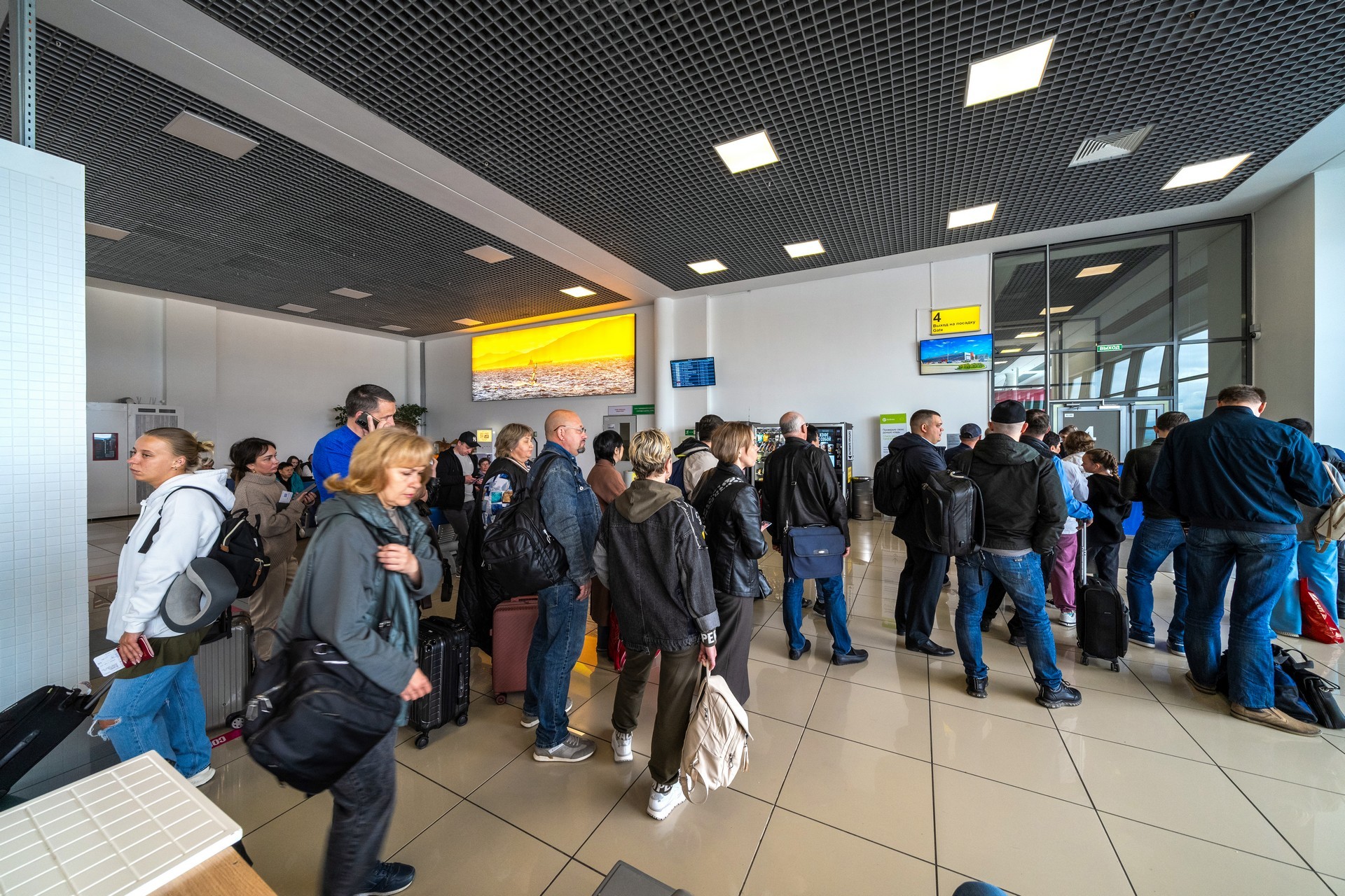 Фотография рекламного носителя, тип: Лайтбокс, адрес: Аэропорт «Международный аэропорт имени В.К. Арсеньева», Владимира Сайбеля ул., д.45, Владивосток, Приморский край, Россия. Сторона/вариант №1326173