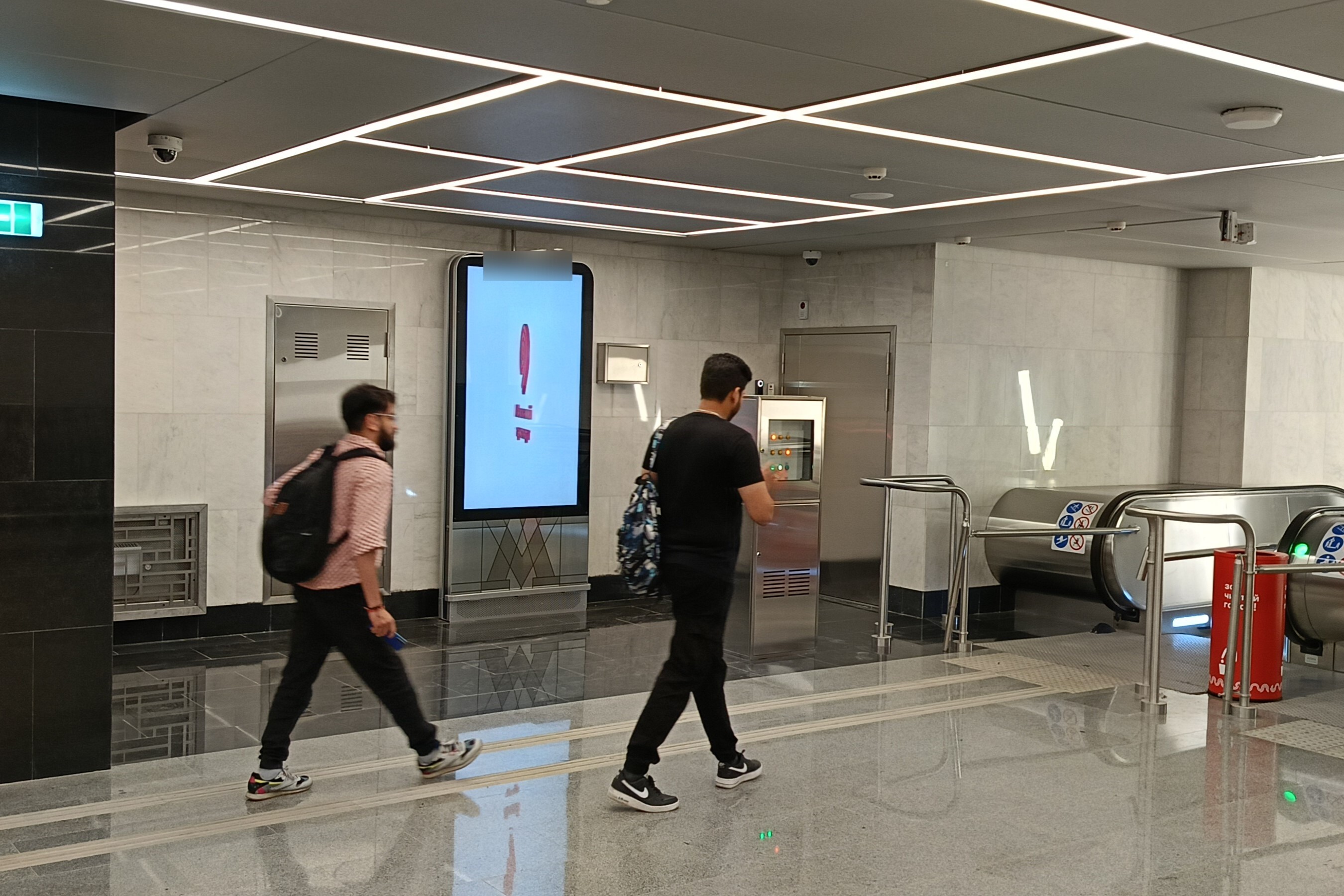 Фотография рекламного носителя, тип: Видеоэкран, адрес: Станция метро «Университет дружбы народов», линия Троицкая, Москва, Россия. Сторона/вариант А1 №1423385