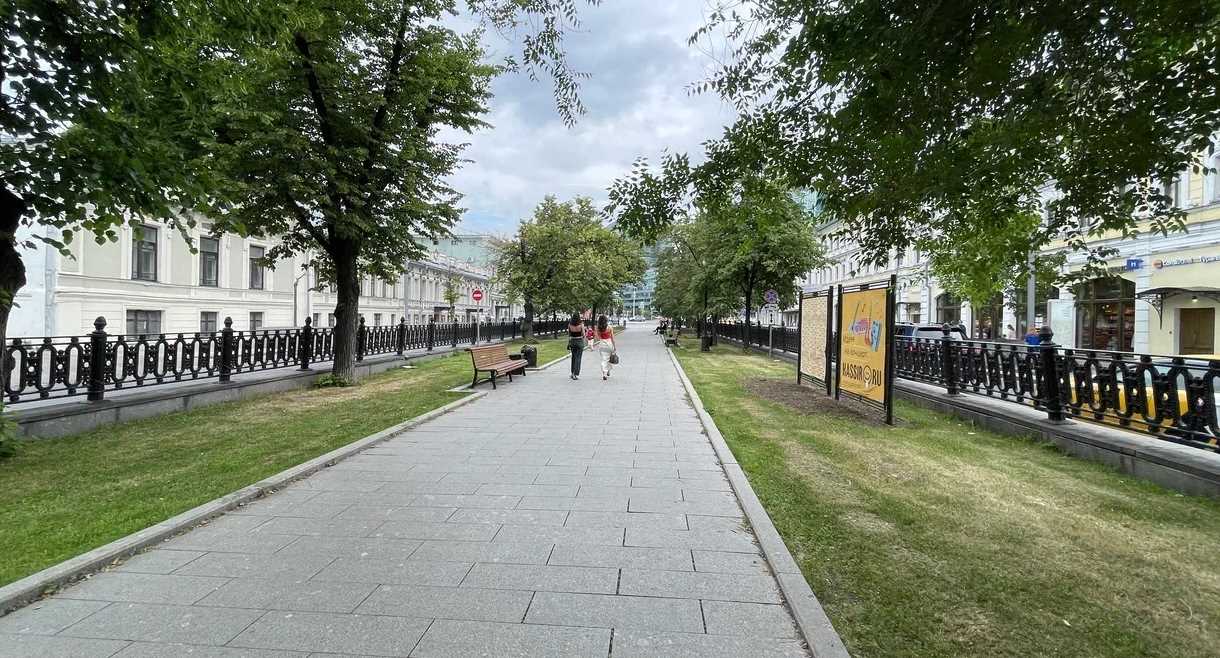 Фотография рекламного носителя, тип: Афиша 1.75x1.8, адрес: Неглинная ул., д.20-29, стенд 2, Москва, Россия. Сторона B №789394