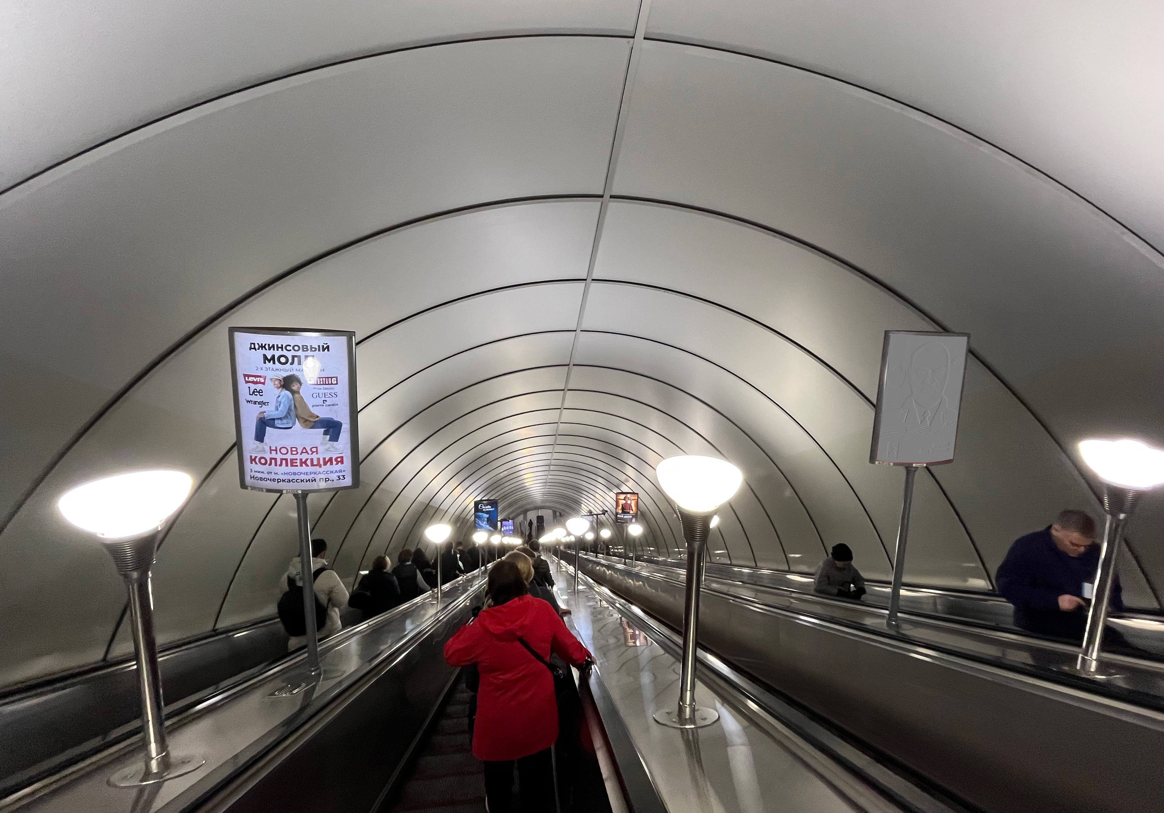 Фотография рекламного носителя, тип: Лайтбокс, адрес: Станция метро «Ладожская», линия Правобережная, Санкт-Петербург, Россия. Сторона/вариант Б №1371501