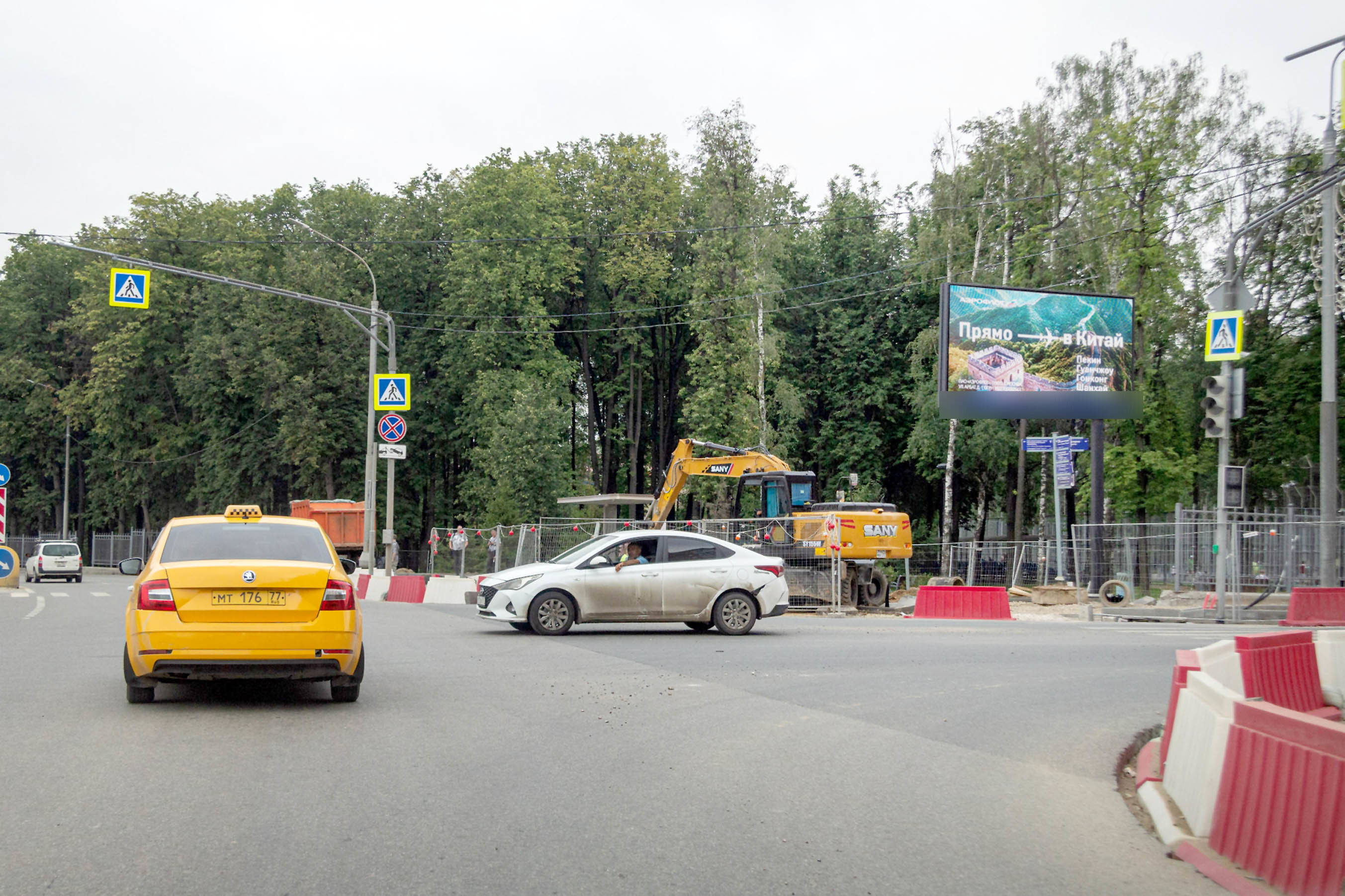Фотография рекламного носителя, тип: Билборд 3x6, адрес: Коммунарка пос., Александры Монаховой ул., магазин Перекресток, Москва, Россия. Сторона А1 №952851
