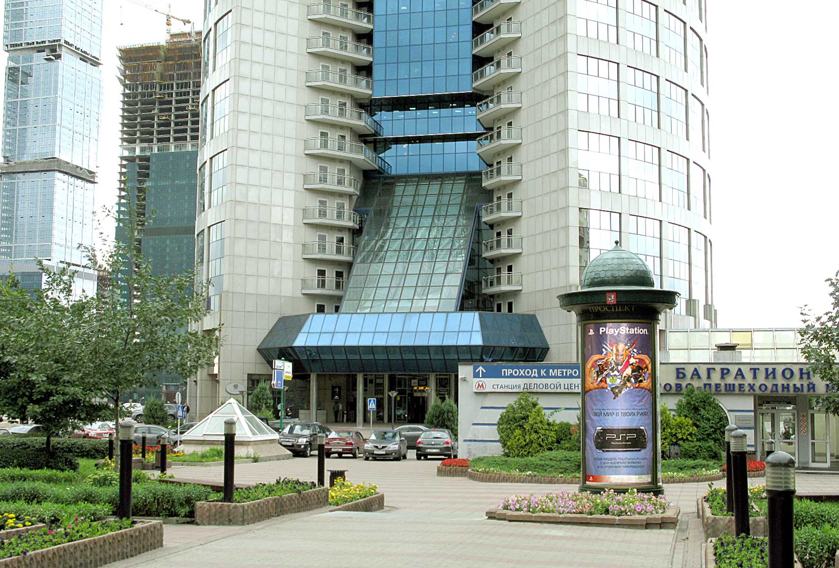 Фотография рекламного носителя, тип: Пиллар 3x1.4, адрес: Кутузовский пр-т., Москва, Россия. Сторона A №13214