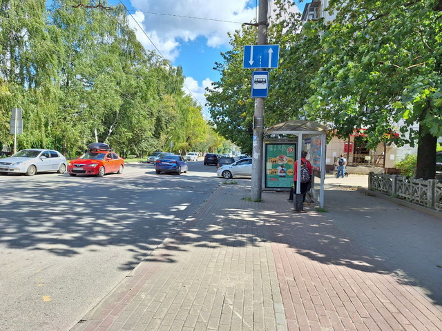 Фотография рекламного носителя, тип: Остановка 1.8x1.2, адрес: Карла Либкнехта ул., д.10, Калуга, Калужская область, Россия. Сторона А1-A5 №621605