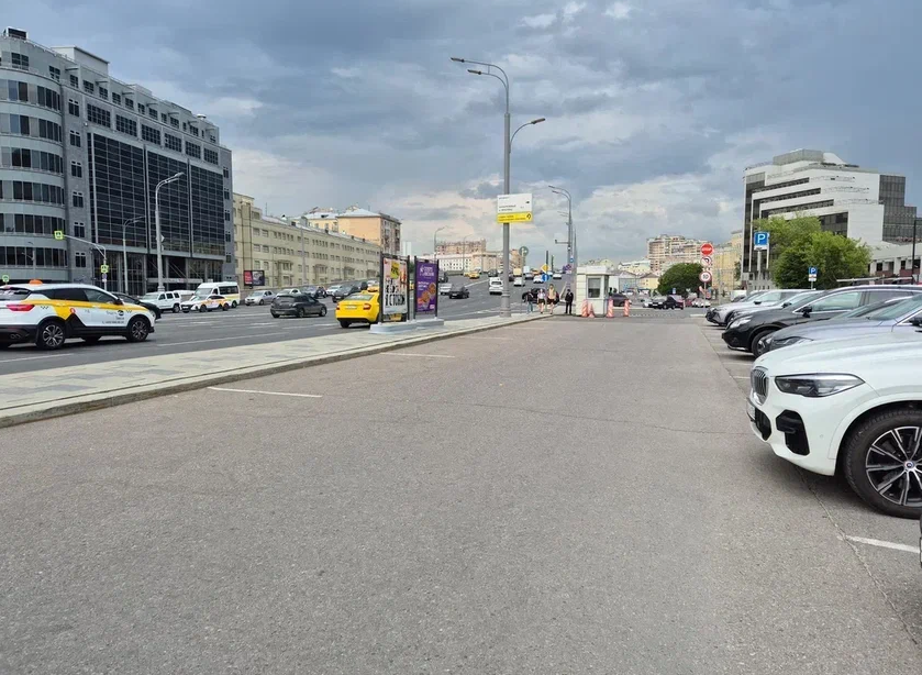 Фотография рекламного носителя, тип: Афиша 1.75x1.8, адрес: Нижняя Краснохолмская ул., выезд на Краснохолмскую наб., поз.1,2, стенд 1, Москва, Россия. Сторона B №1381926