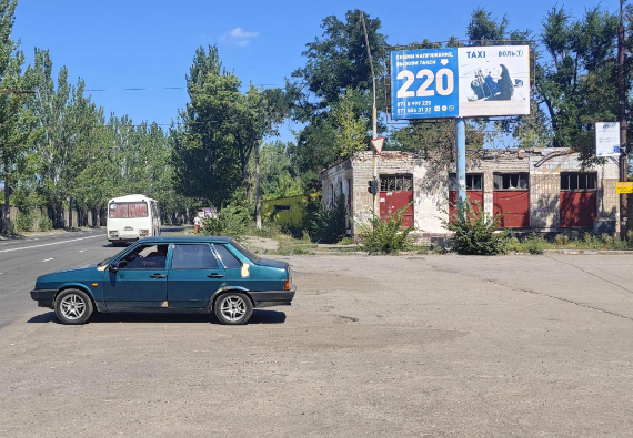 Фотография рекламного носителя, тип: Билборд 3x6, адрес: Кузнецова-Зубарева ул., д.16 Х Партизанская ул., Горловка, Донецкая область, Россия. Сторона А №1336576