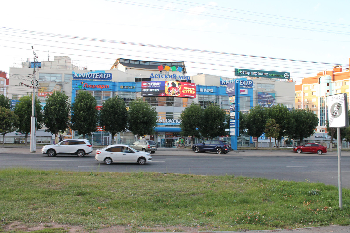 Фотография рекламного носителя, тип: Билборд 3x6, адрес: М. Горького пр-т., д.10, ТЦ Волжский, Чебоксары, Республика Чувашия, Россия. Сторона A1-A10 №1371407