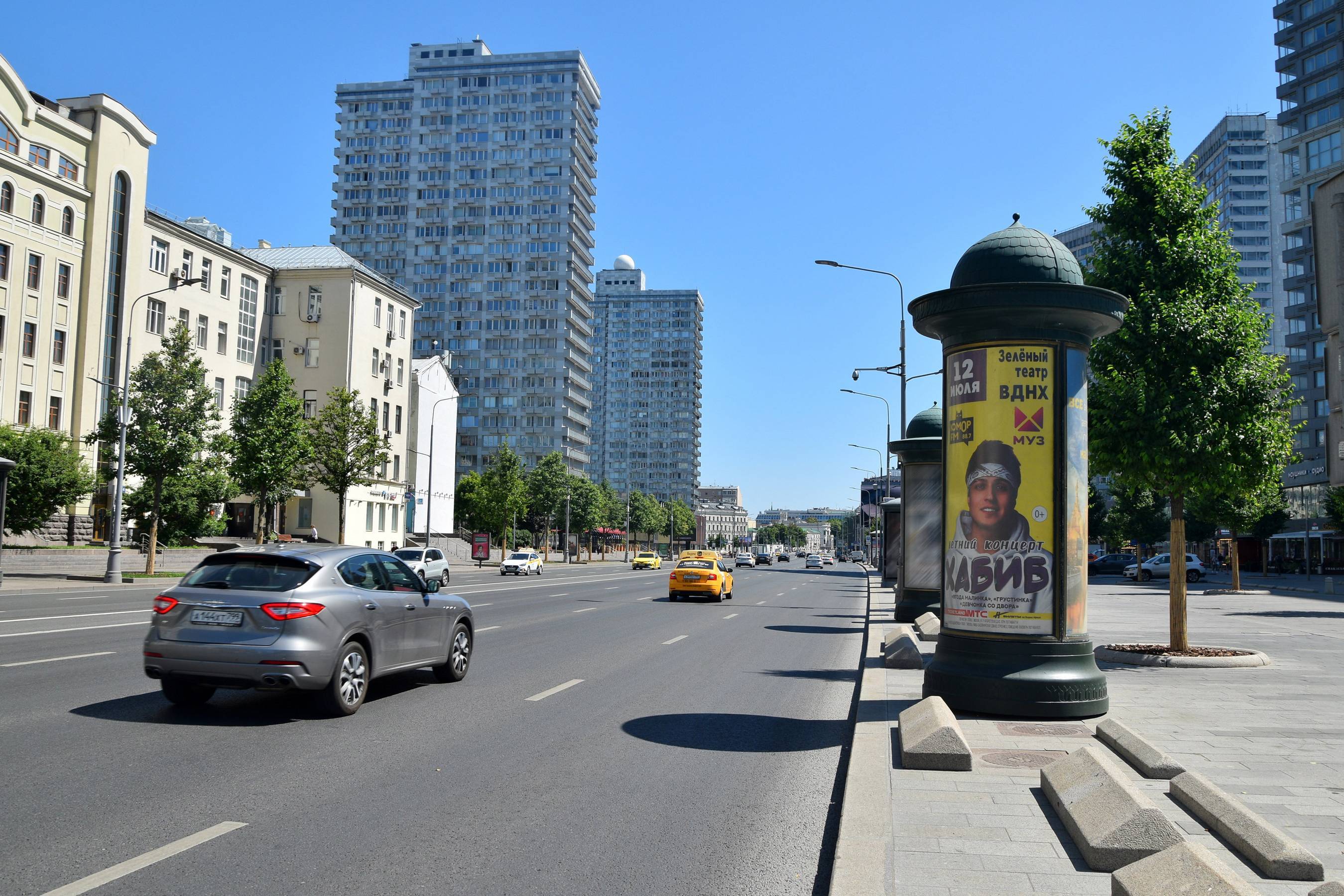 Фотография рекламного носителя, тип: Пиллар 3x1.4, адрес: Новый Арбат ул., д.17, поз.2, Москва, Россия. Сторона А №262340