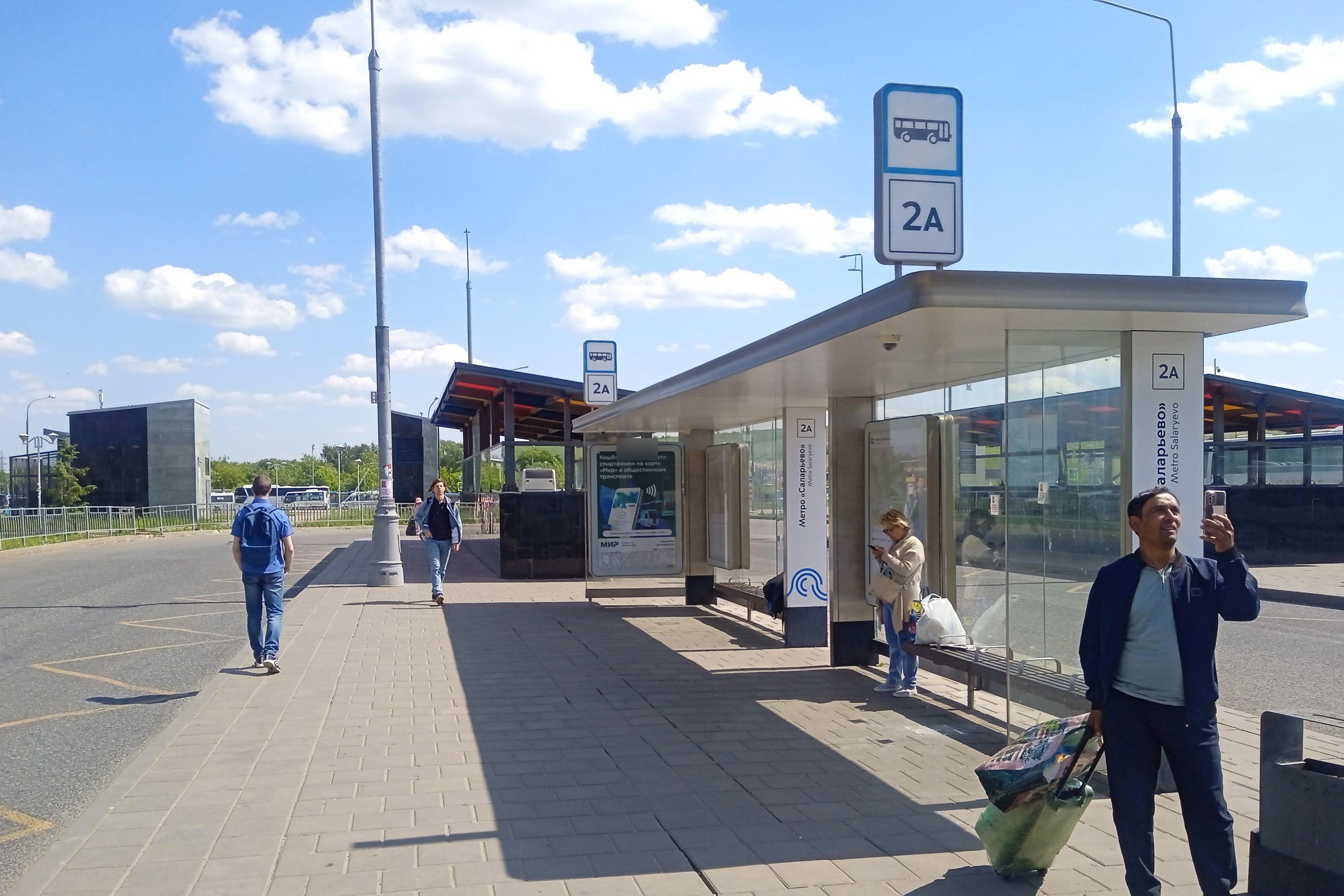 Фотография рекламного носителя, тип: Остановка 1.8x1.2, адрес: Саларьевская ул., ост. "м. "Саларьево", поз.7, Москва, Россия. Сторона А №950624