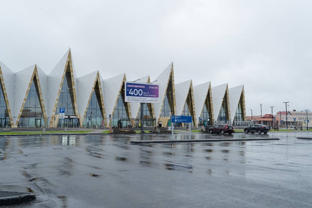 Фотография рекламного носителя, тип: Билборд 3x6, адрес: Привокзальная пл., поз.3, Новый Уренгой, Ямало-Ненецкий автономный округ, Россия. Сторона A №1021529