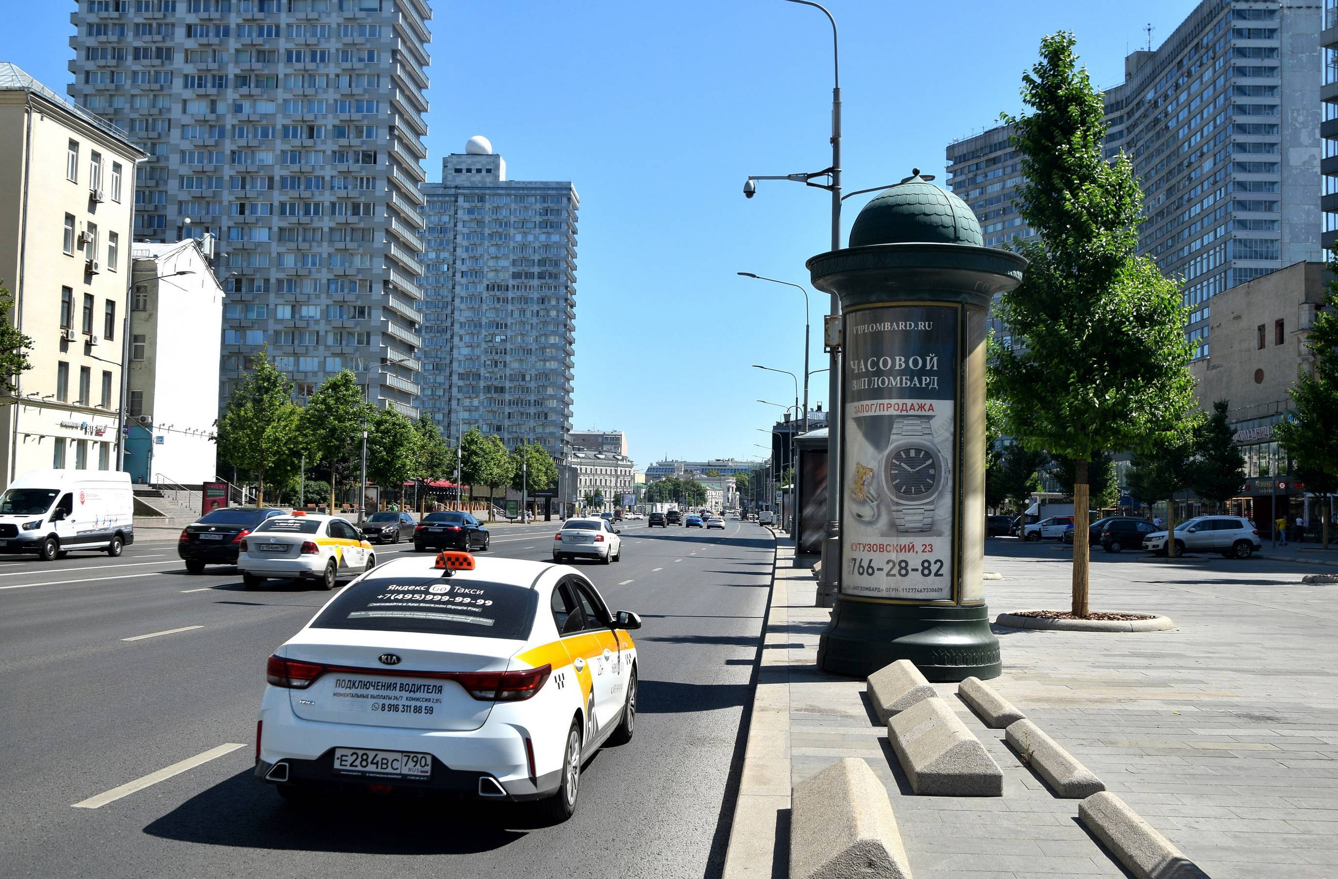 Фотография рекламного носителя, тип: Пиллар 3x1.4, адрес: Новый Арбат ул., д.15, Москва, Россия. Сторона А №262337