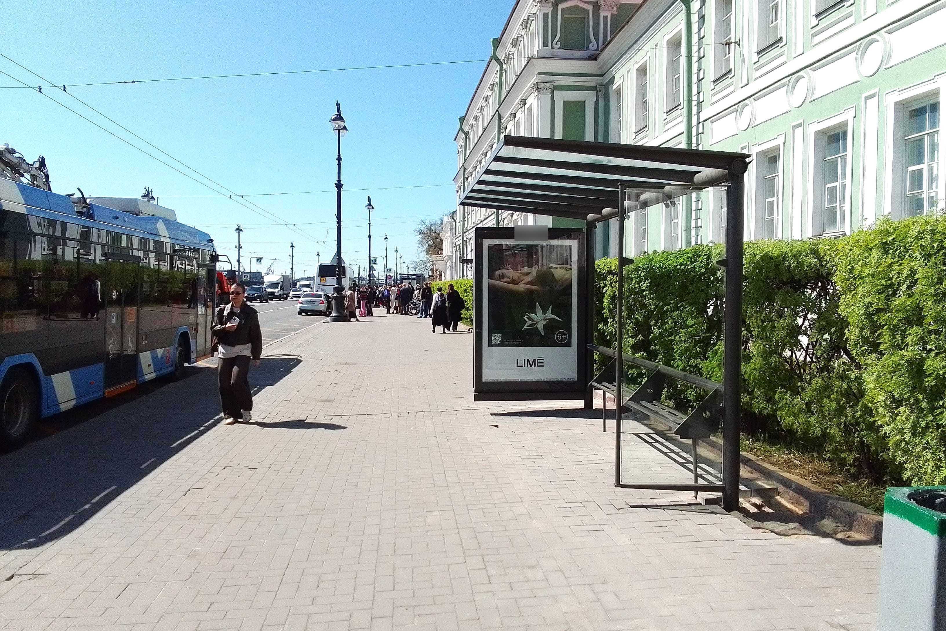 Фотография рекламного носителя, тип: Остановка 1.8x1.2, адрес: Университетская наб., д.11 Х Филологический пер., Санкт-Петербург, Россия. Сторона А №140866