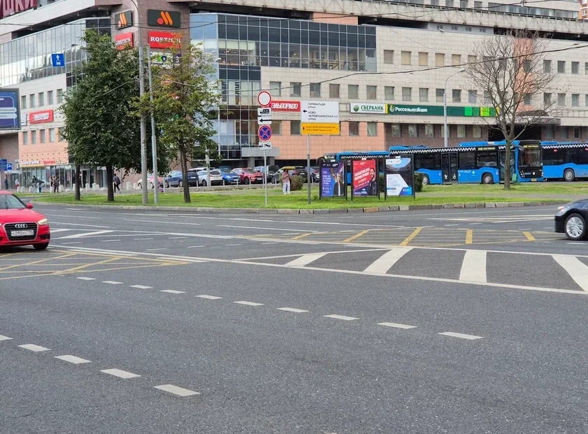 Фотография рекламного носителя, тип: Афиша 1.75x1.8, адрес: Профсоюзная ул., д.54, корп.2, стенд 3, Москва, Россия. Сторона A №887260