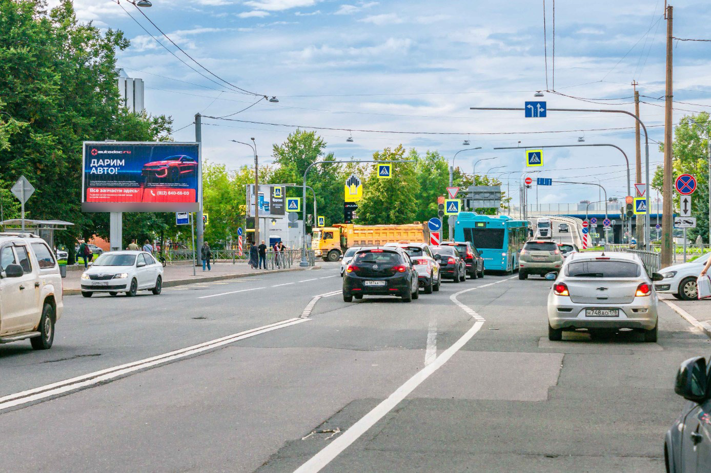 Фотография рекламного носителя, тип: Билборд 3x6, адрес: КИМа пр-т., д.28 Х Уральская ул., Санкт-Петербург, Россия. Сторона Б1 №775886