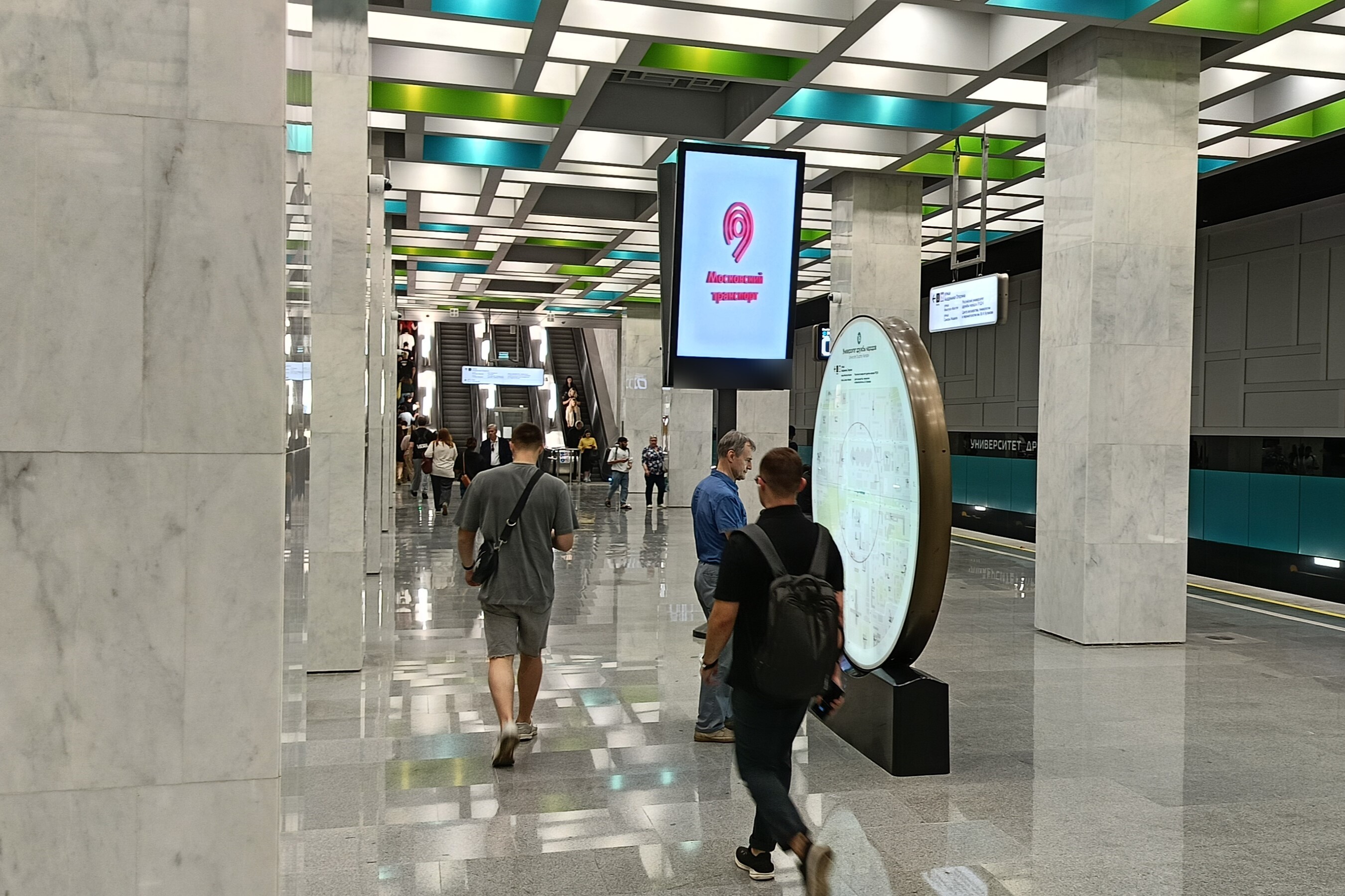 Фотография рекламного носителя, тип: Видеоэкран, адрес: Станция метро «Университет дружбы народов», линия Троицкая, Москва, Россия. Сторона/вариант А2 №1423387