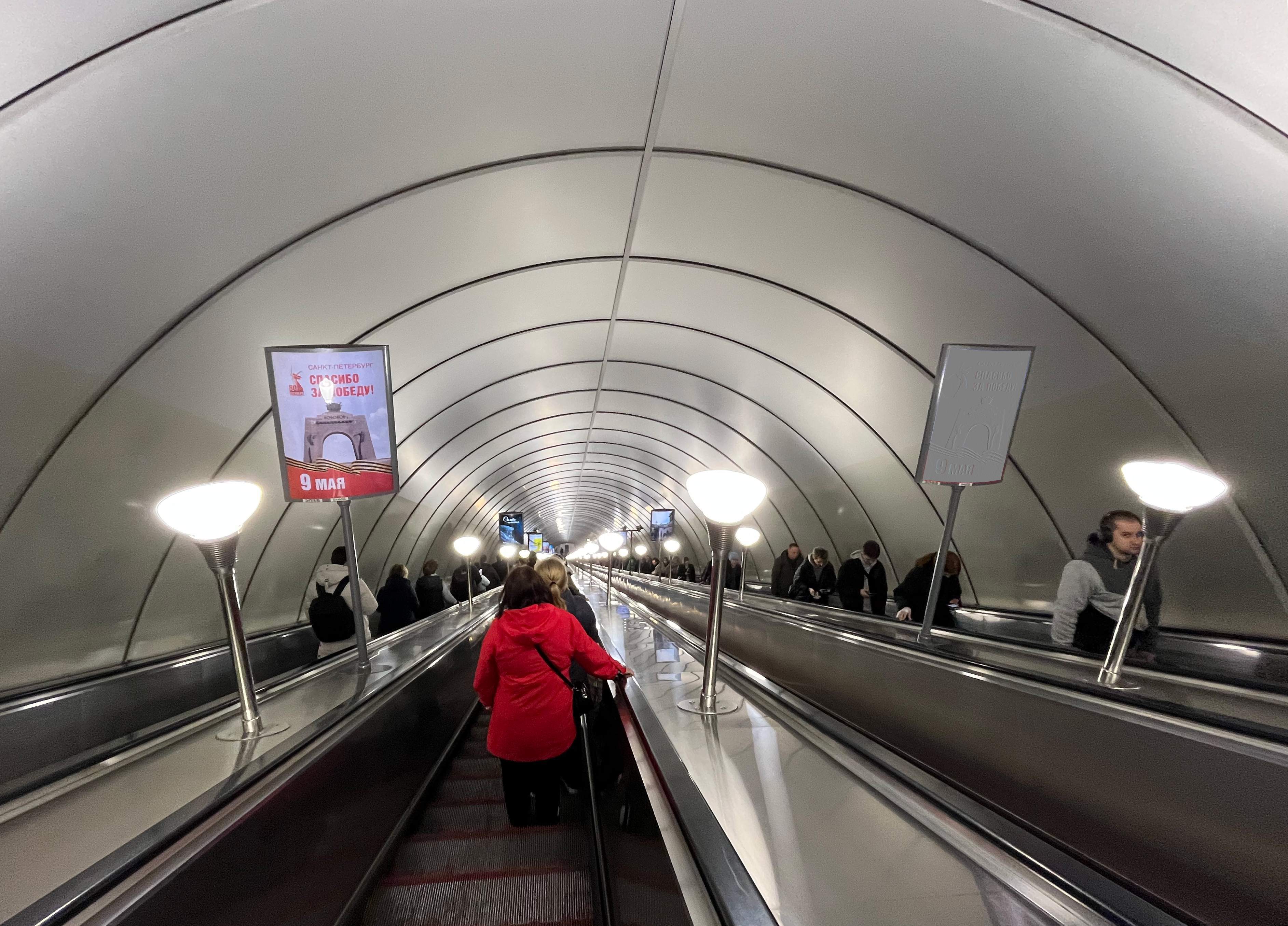 Фотография рекламного носителя, тип: Лайтбокс, адрес: Станция метро «Ладожская», линия Правобережная, Санкт-Петербург, Россия. Сторона/вариант Б №1370062