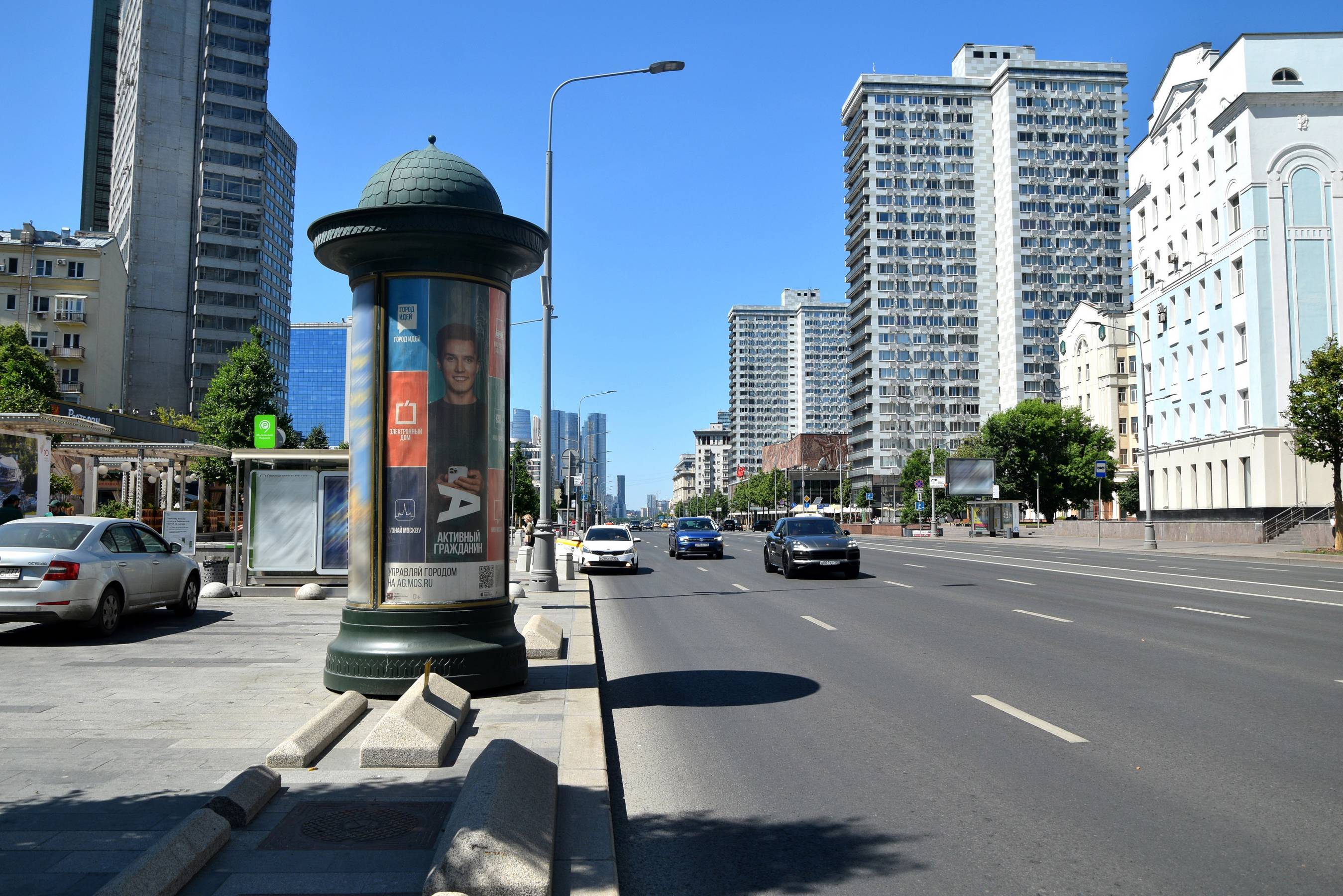 Фотография рекламного носителя, тип: Пиллар 3x1.4, адрес: Новый Арбат ул., д.17, поз.2, Москва, Россия. Сторона Б №262341