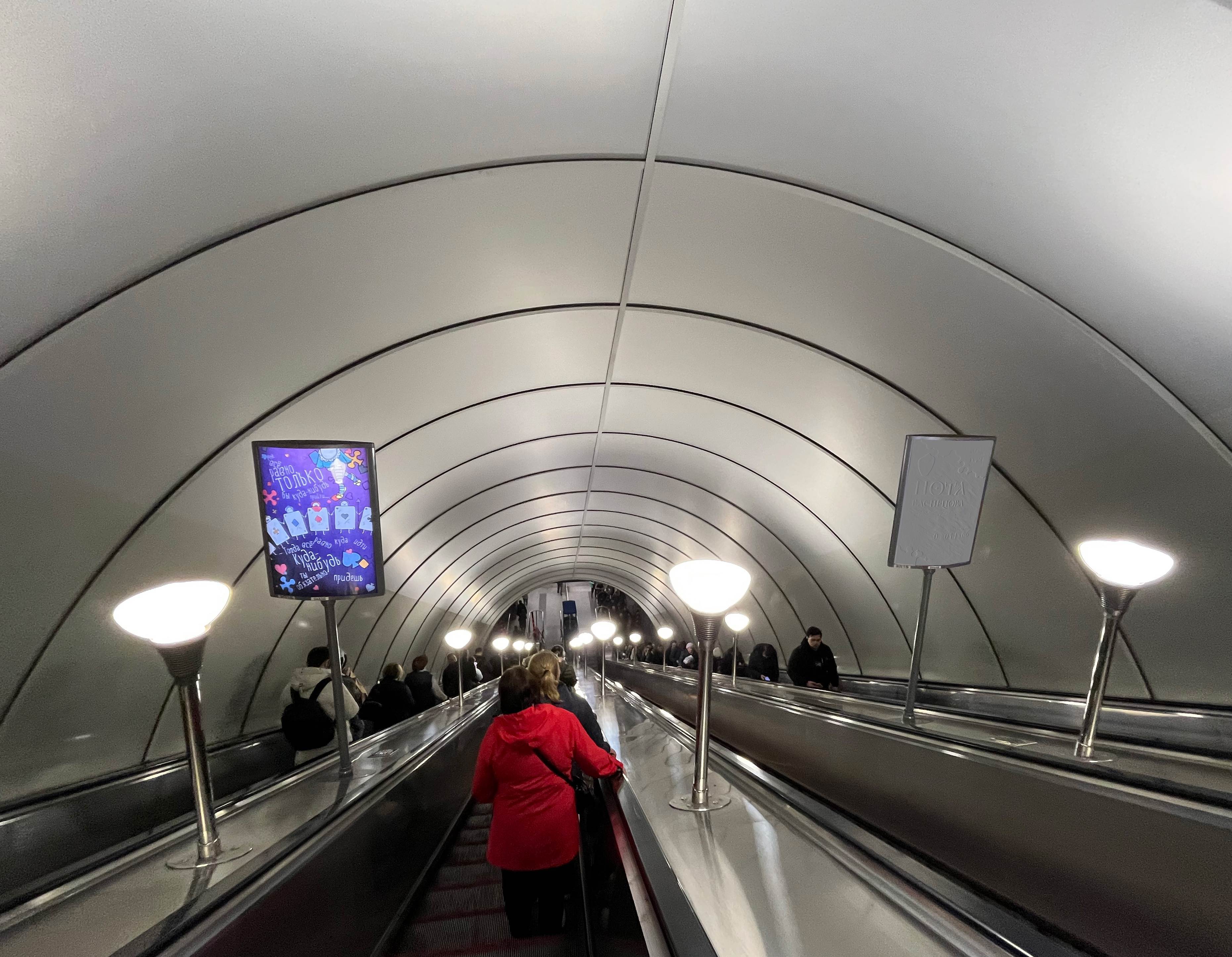 Фотография рекламного носителя, тип: Лайтбокс, адрес: Станция метро «Ладожская», линия Правобережная, Санкт-Петербург, Россия. Сторона/вариант Б №1371503