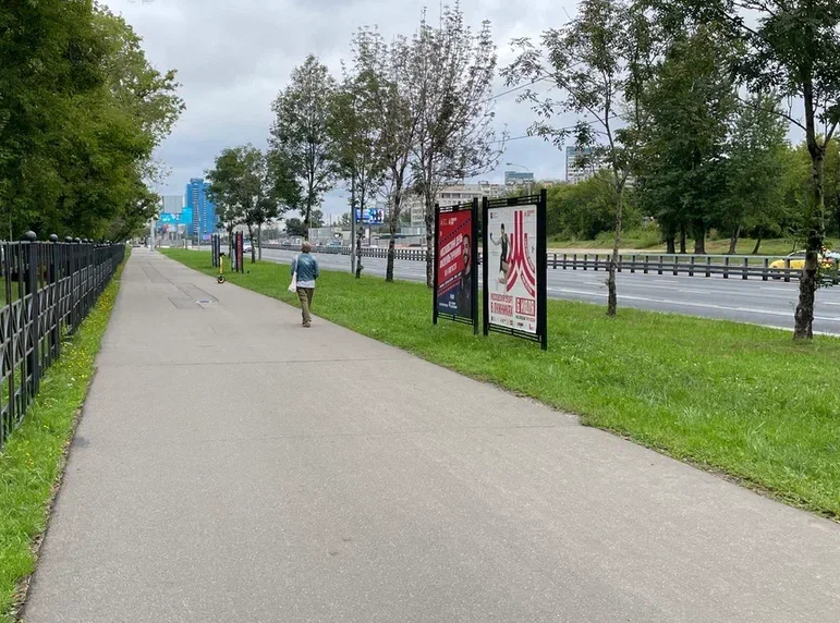 Фотография рекламного носителя, тип: Афиша 1.75x1.8, адрес: Дмитровское ш., д.9, поз.1, стенд 2, Москва, Россия. Сторона B №886731