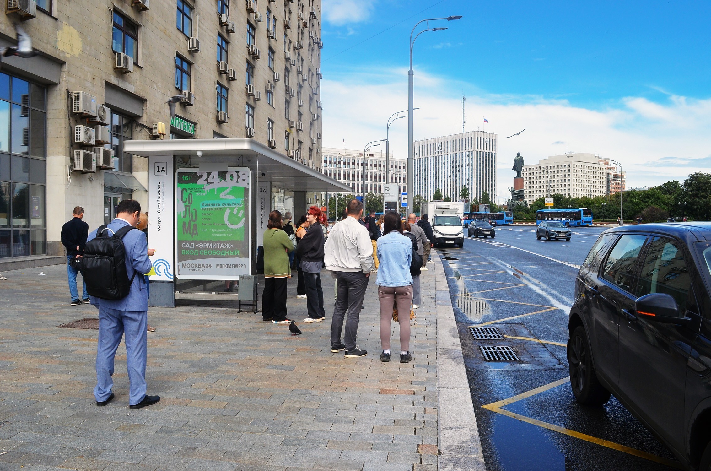 Фотография рекламного носителя, тип: Остановка 1.8x1.2, адрес: Ленинский пр-т., д.2А, поз.1, Москва, Россия. Сторона Б1 №556701