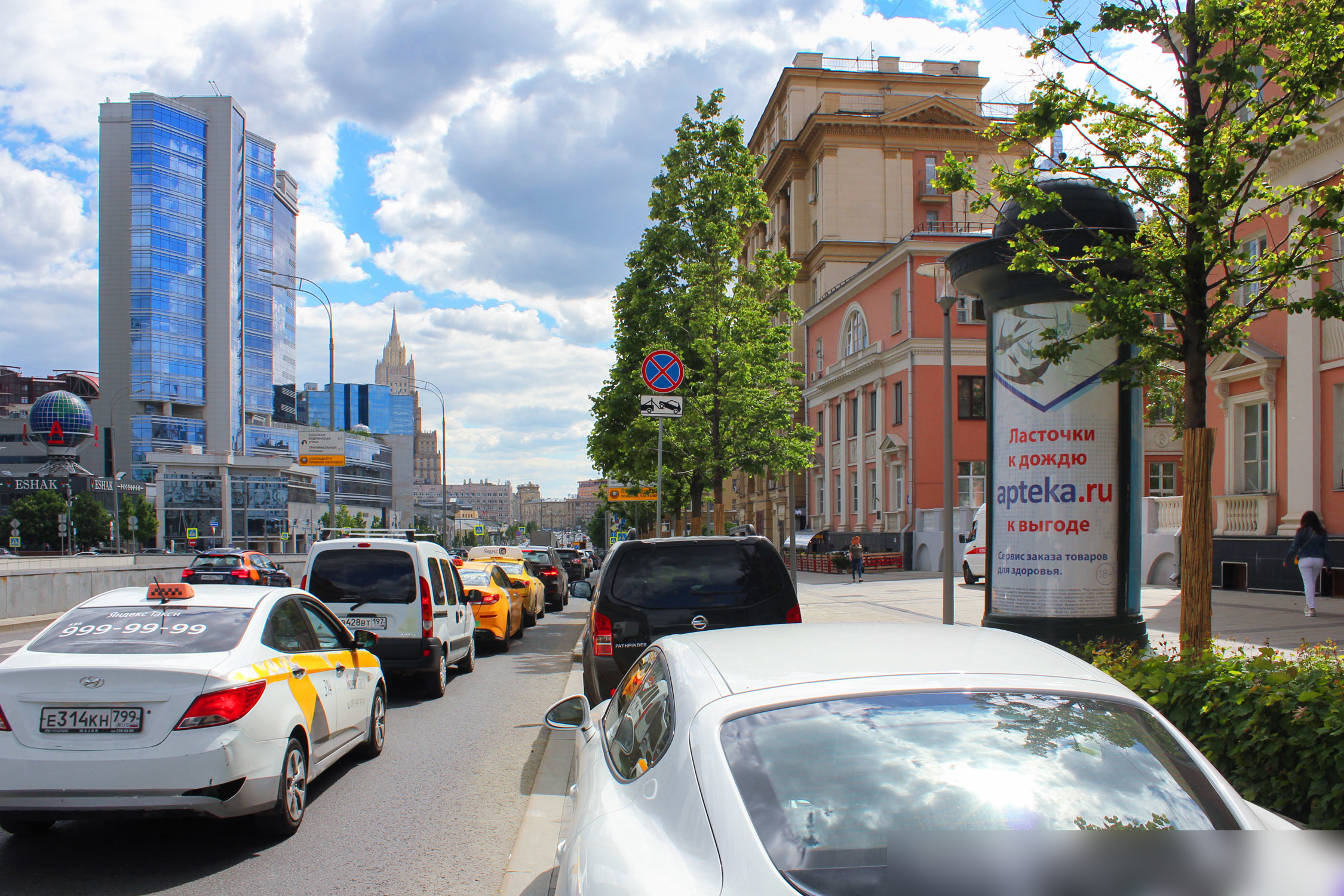 Фотография рекламного носителя, тип: Пиллар 3x1.4, адрес: Новинский б-р., д.13, Москва, Россия. Сторона А №501898
