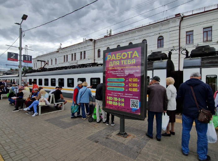 Фотография рекламного носителя, тип: Ситиформат 1.8x1.2, адрес: Серпухов ст., островная платформа, напротив здания вокзала, Московская область, Россия. Сторона А №1327073