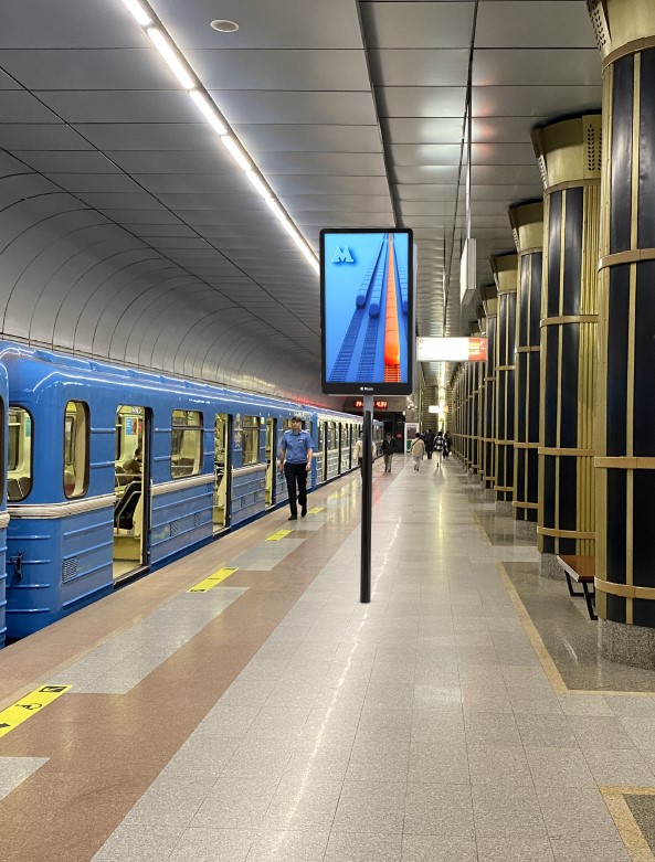Фотография рекламного носителя, тип: Видеоэкран, адрес: Станция метро «Золотая Нива», линия Дзержинская, Новосибирск, Новосибирская область, Россия. Сторона/вариант А1 №1424862