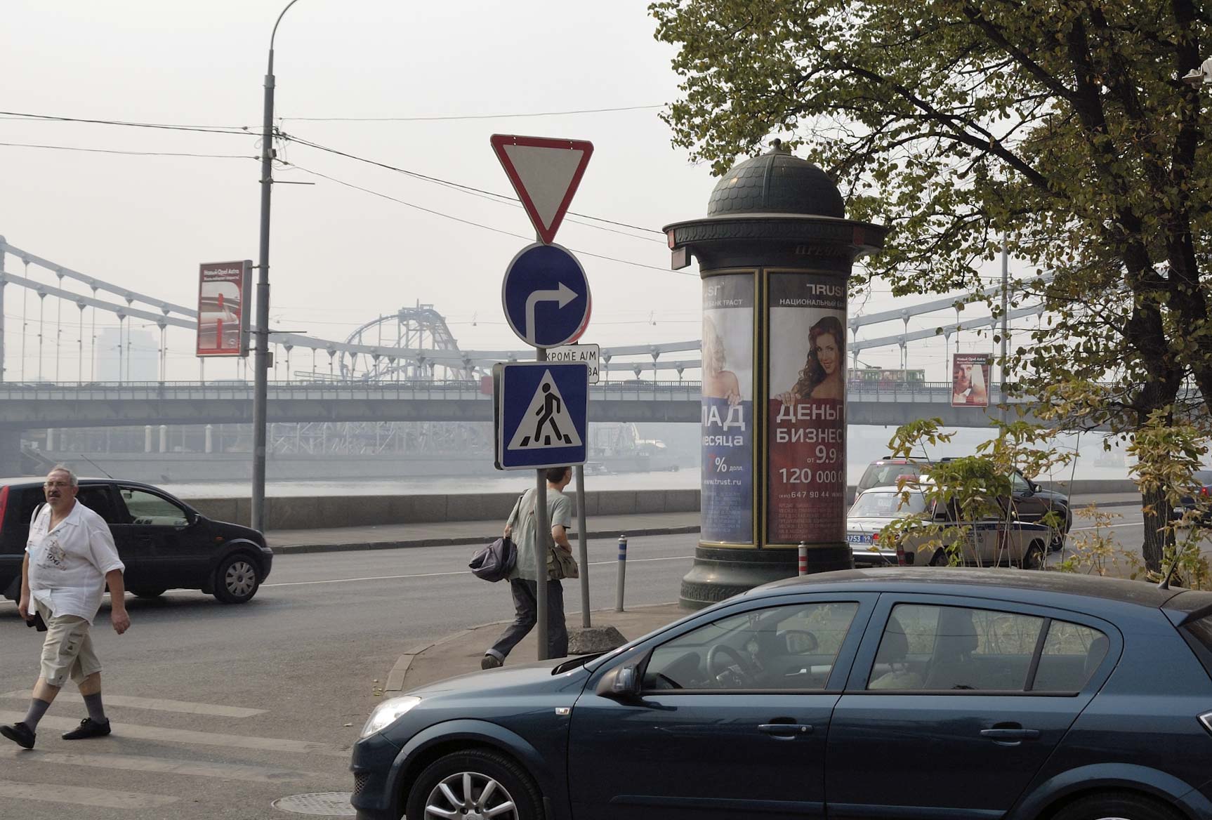 Фотография рекламного носителя, тип: Пиллар 3x1.4, адрес: Пречистенская наб., д.3 Х Турчаниновый пер., Москва, Россия. Сторона C №16469