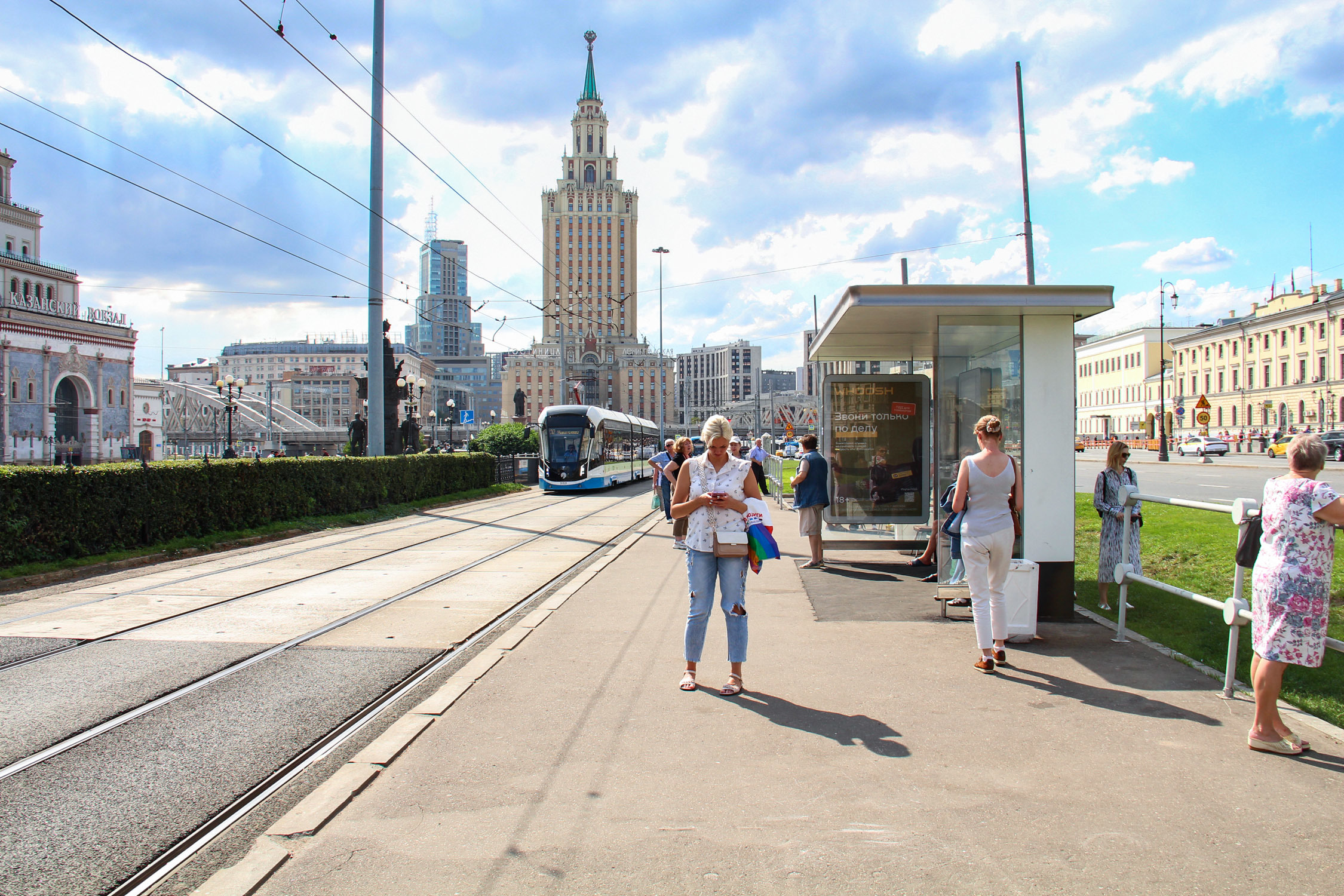 Фотография рекламного носителя, тип: Остановка 1.8x1.2, адрес: Комсомольская пл., ост. Комсомольская пл. - Универмаг Московский, поз.3, Москва, Россия. Сторона А №580002