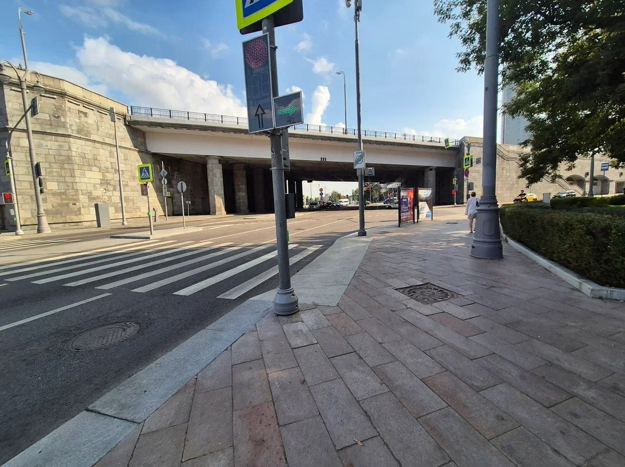 Фотография рекламного носителя, тип: Афиша 1.75x1.8, адрес: Космодамианская наб., д.46/50, поз.1, стенд 2, Москва, Россия. Сторона B №886812