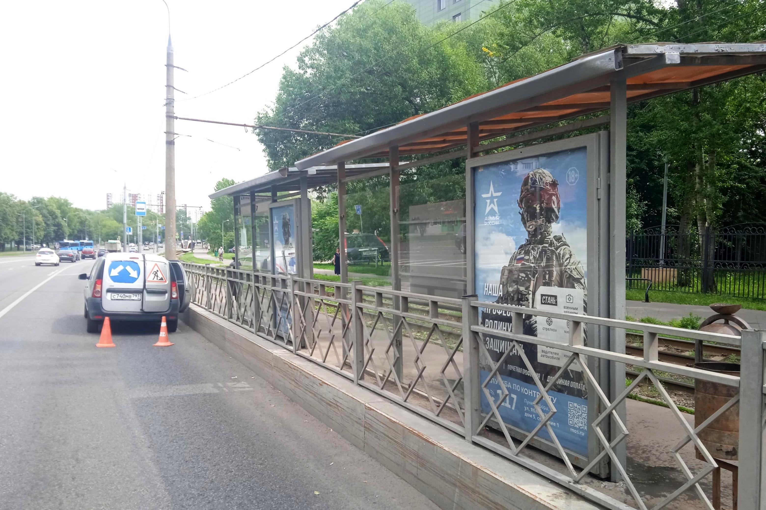 Фотография рекламного носителя, тип: Остановка 1.8x1.2, адрес: Дежнева пр-зд., д.3, напротив, поз.2, Москва, Россия. Сторона Б №809073