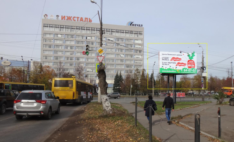 Фотография рекламного носителя, тип: Билборд 3x6, адрес: Новоажимова ул. х Азина ул., трехсторонняя, Ижевск, Республика Удмуртия, Россия. Сторона А1 №1101311